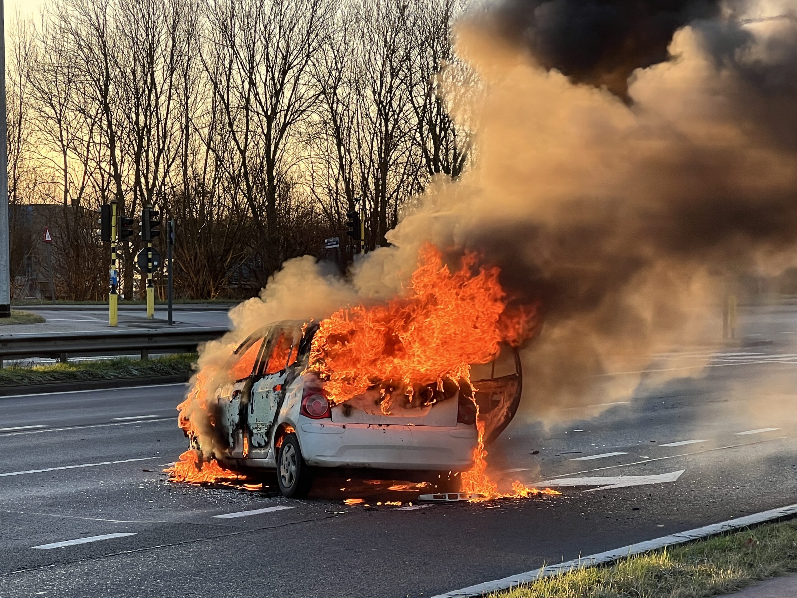 Auto brandt uit na kop-staartaanrijding Koning Boudewijnlaan