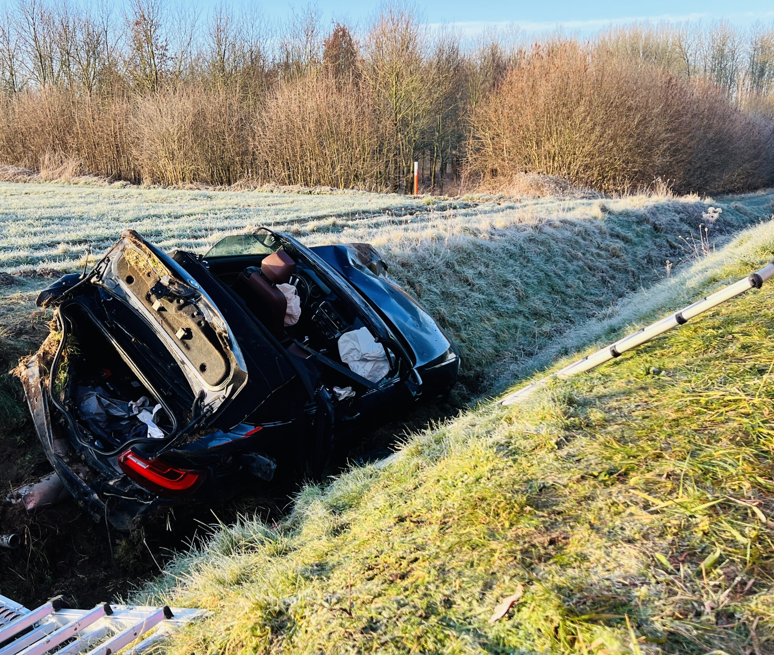 Auto met 4 inzittenden in langsgracht Tabakslaan