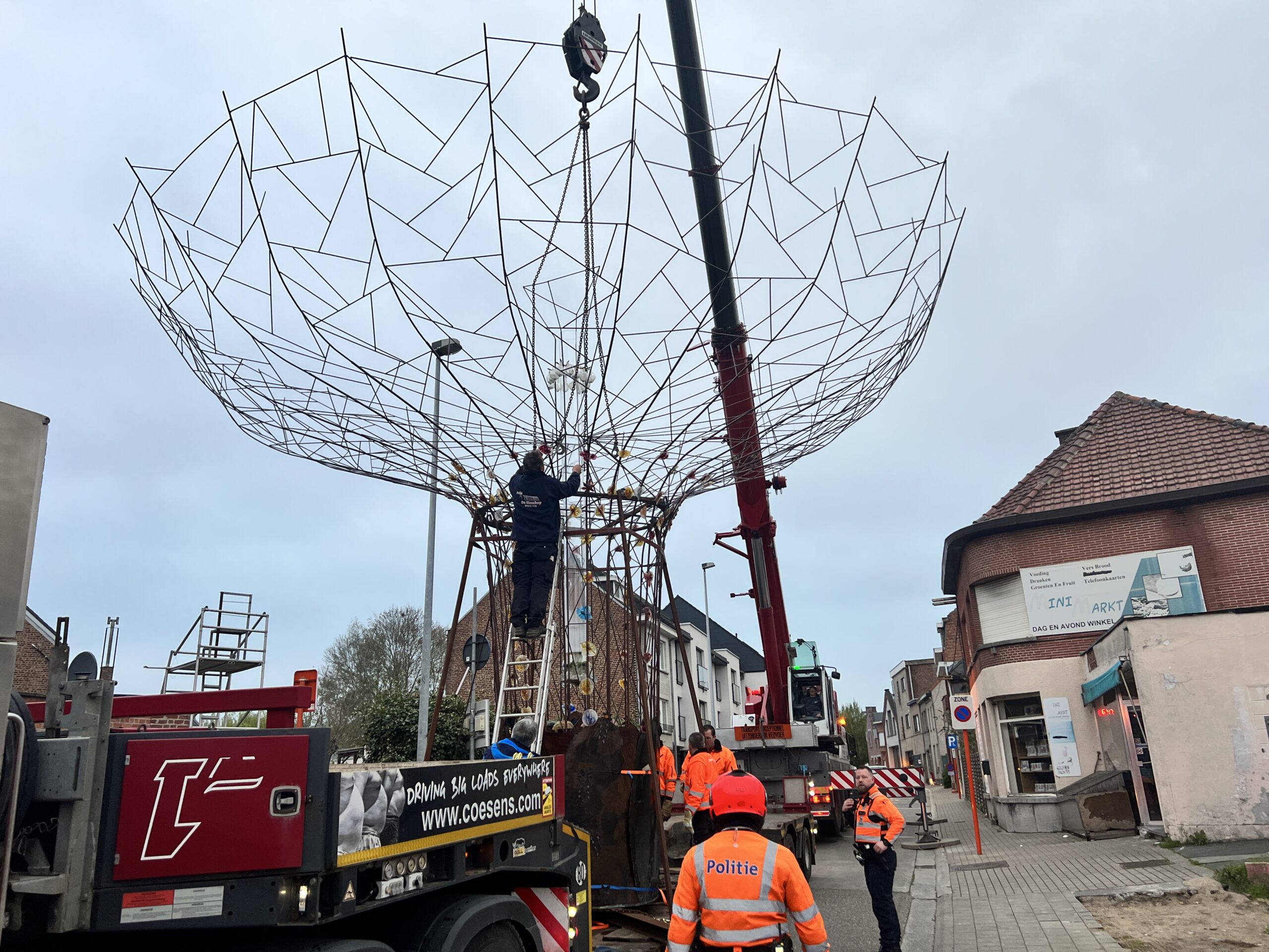 Kunstboom arriveert op eindbestemming