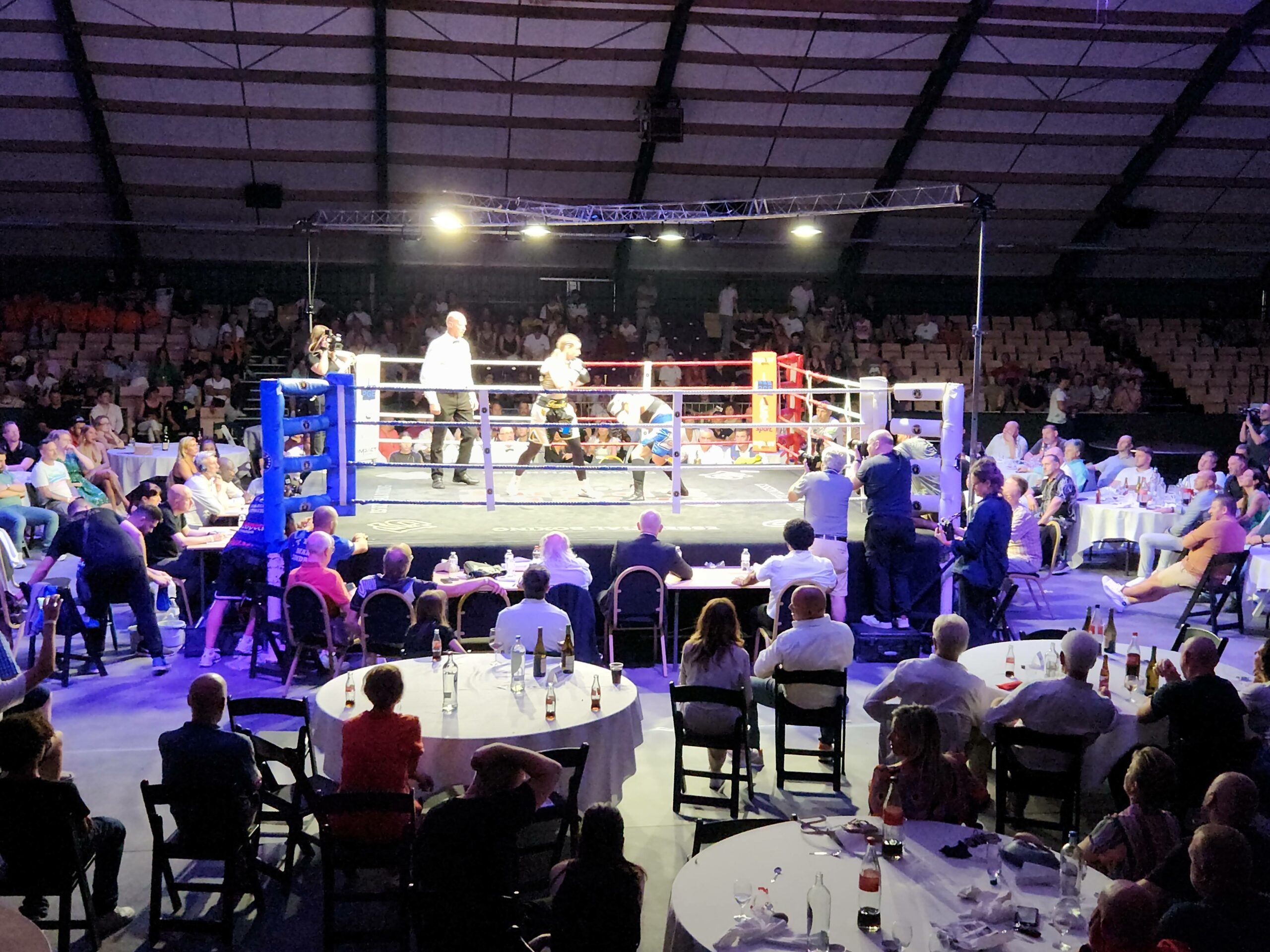 Femke Hermans verlengt IBO wereldtitel in broeierige boksarena