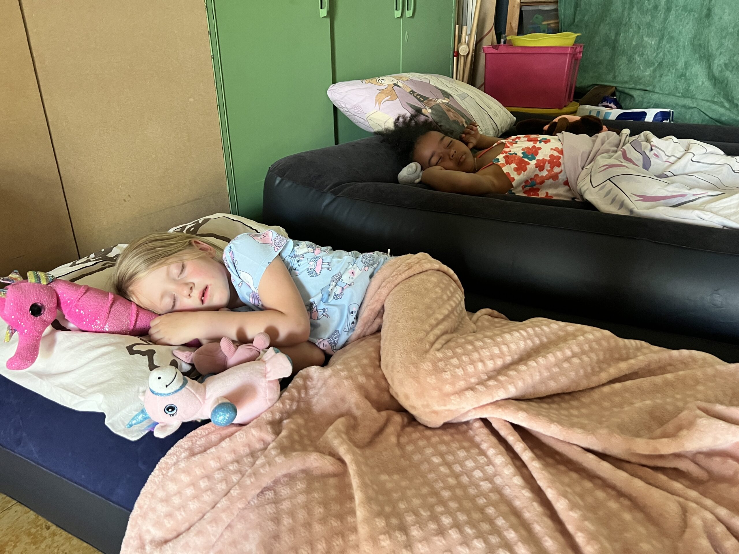 Kleuters en juffen blijven slapen op school