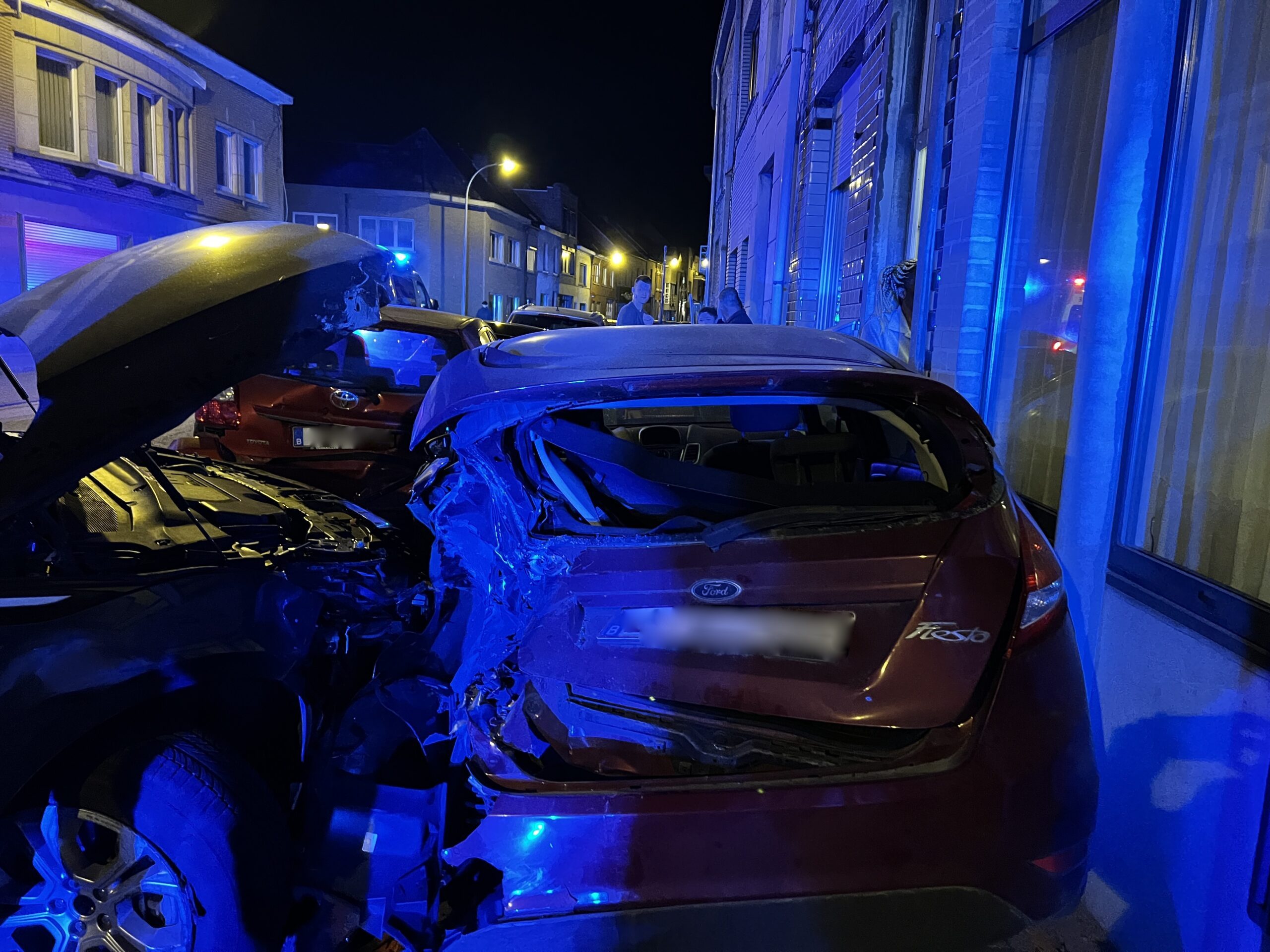 Bestuurder veroorzaakt ravage onder geparkeerde wagens