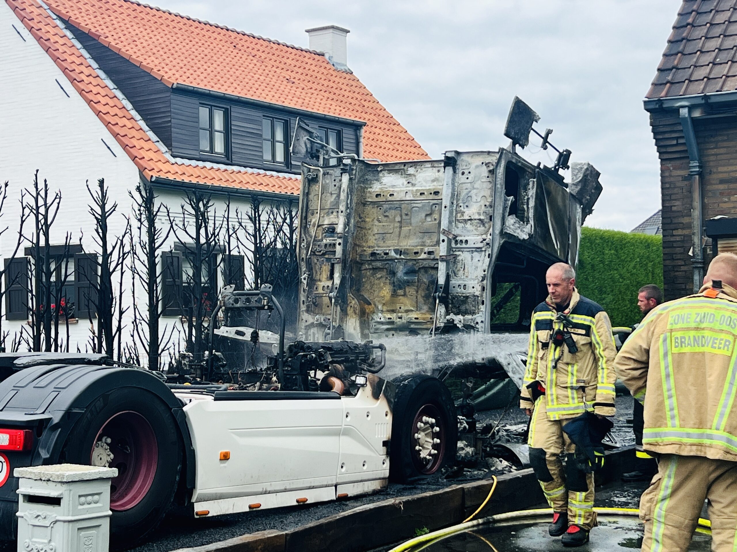 Trekker gaat in vlammen op, brandweer kan woning vrijwaren