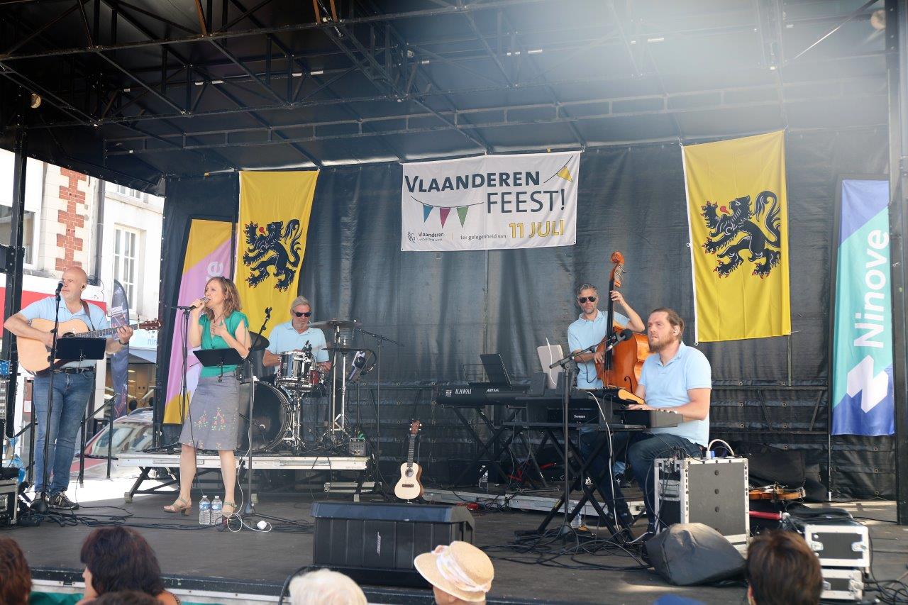 Vlaams feest op zonnig Oudstrijdersplein