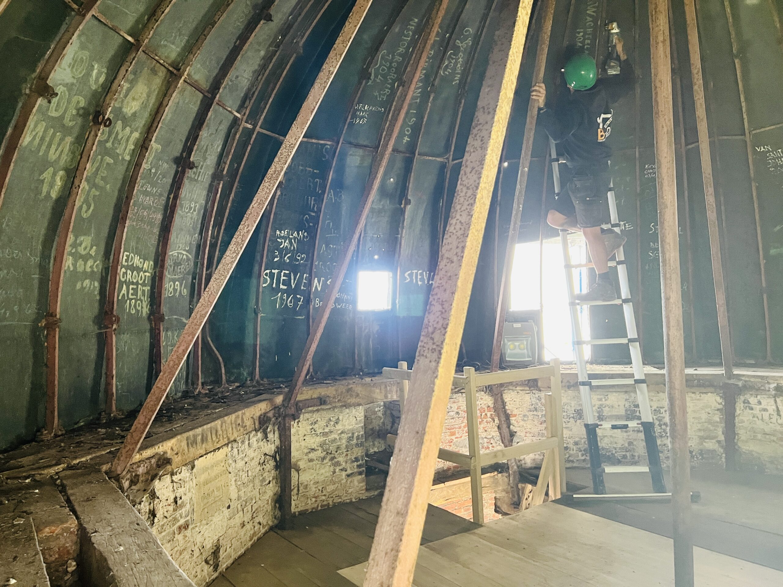 Brandweer recupereert historische namen uit koepel van de Abdijkerk