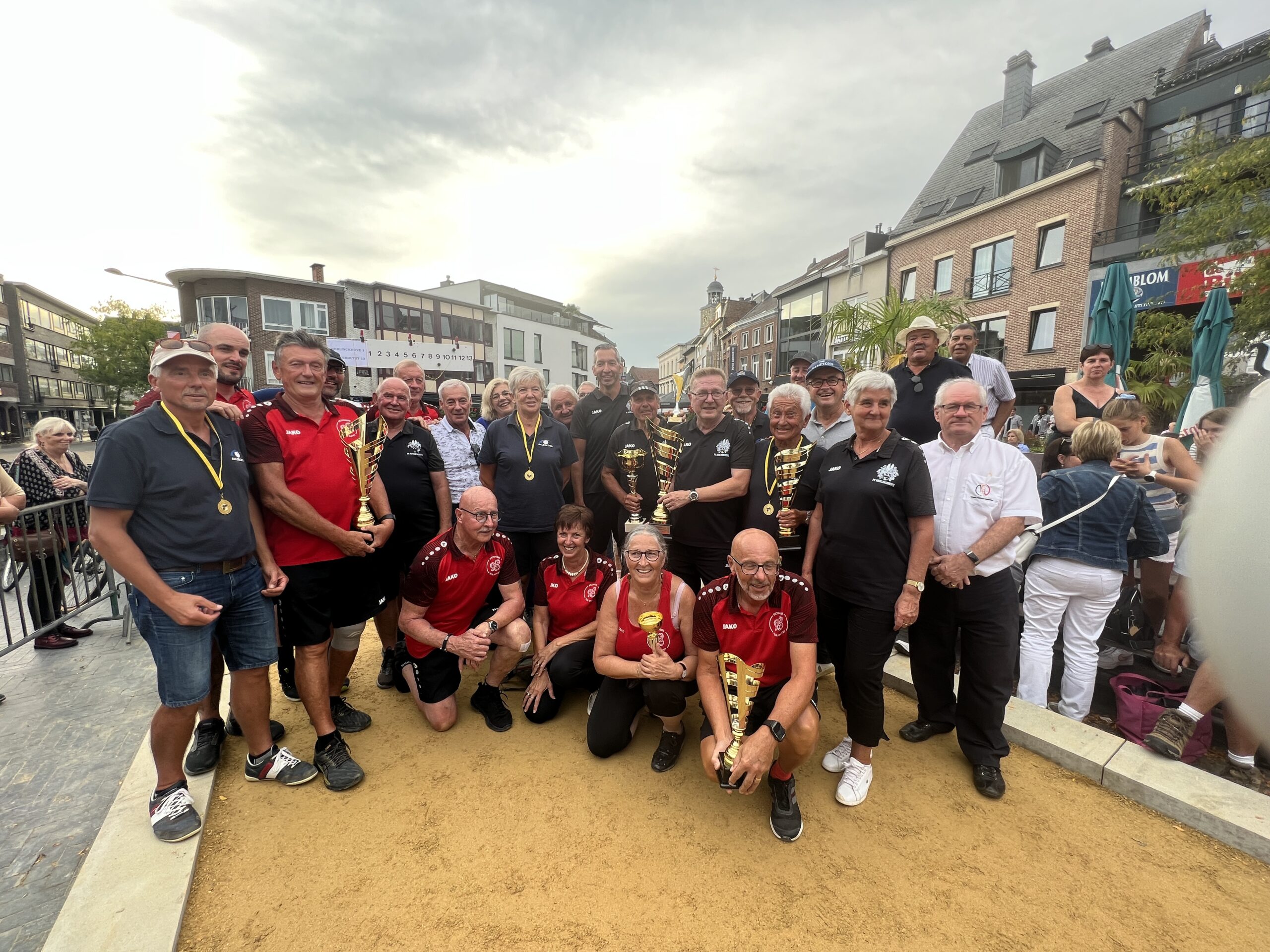 Herlinckhove 1 verlengt titel in finale petanquetoernooi