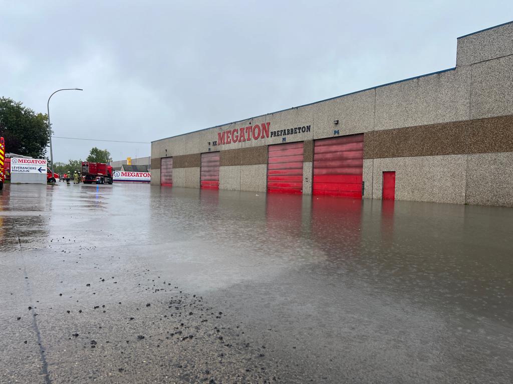 Overvloedige regenval zorgt voor wateroverlast in industriepark Ninove