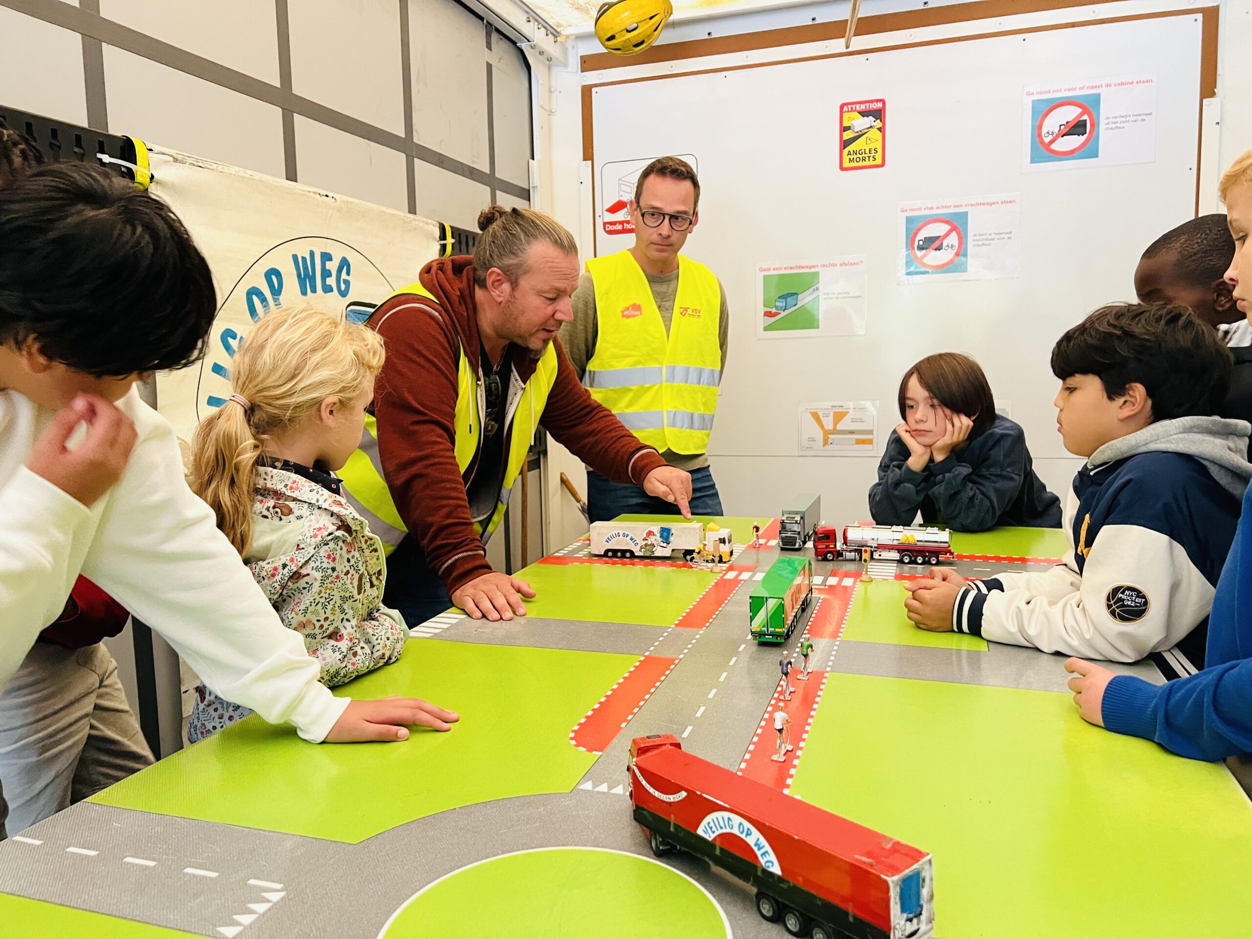 Verkeersouders geven dodehoeksessie met vrachtwagen