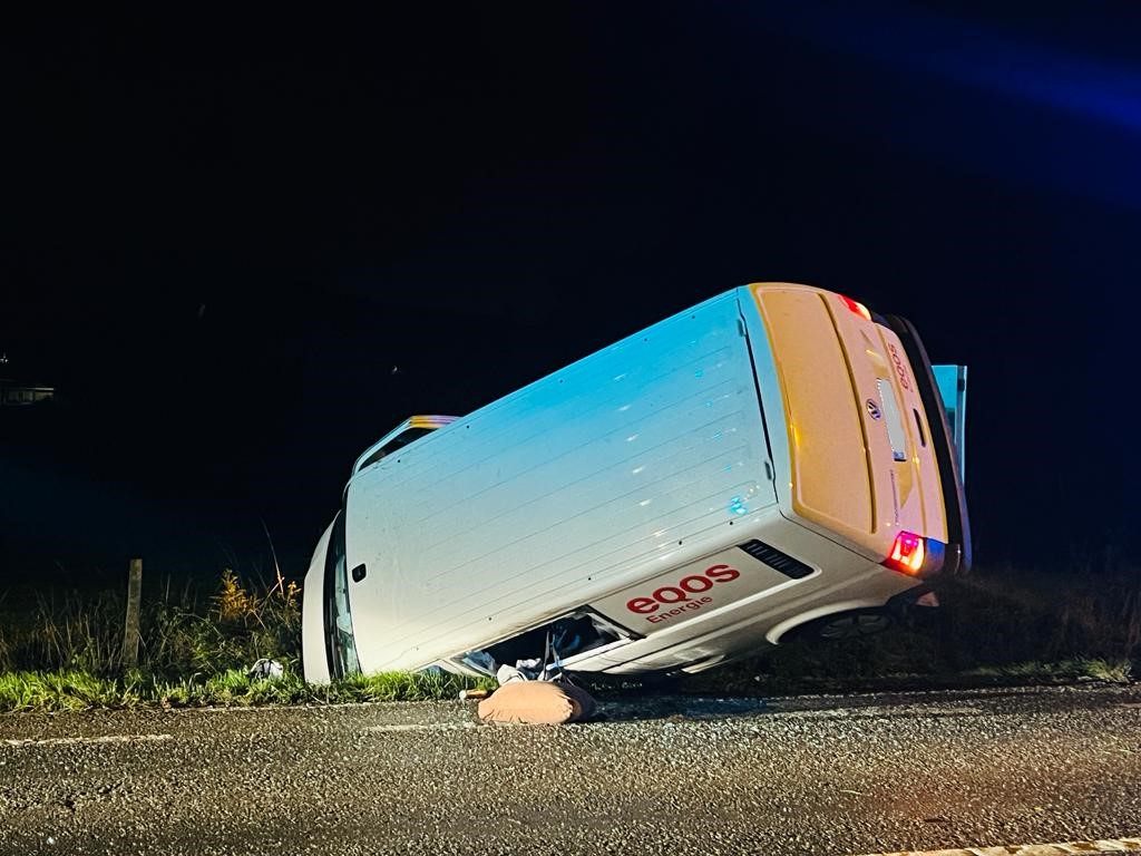 Bestelwagen belandt in gracht langs Halsesteenweg