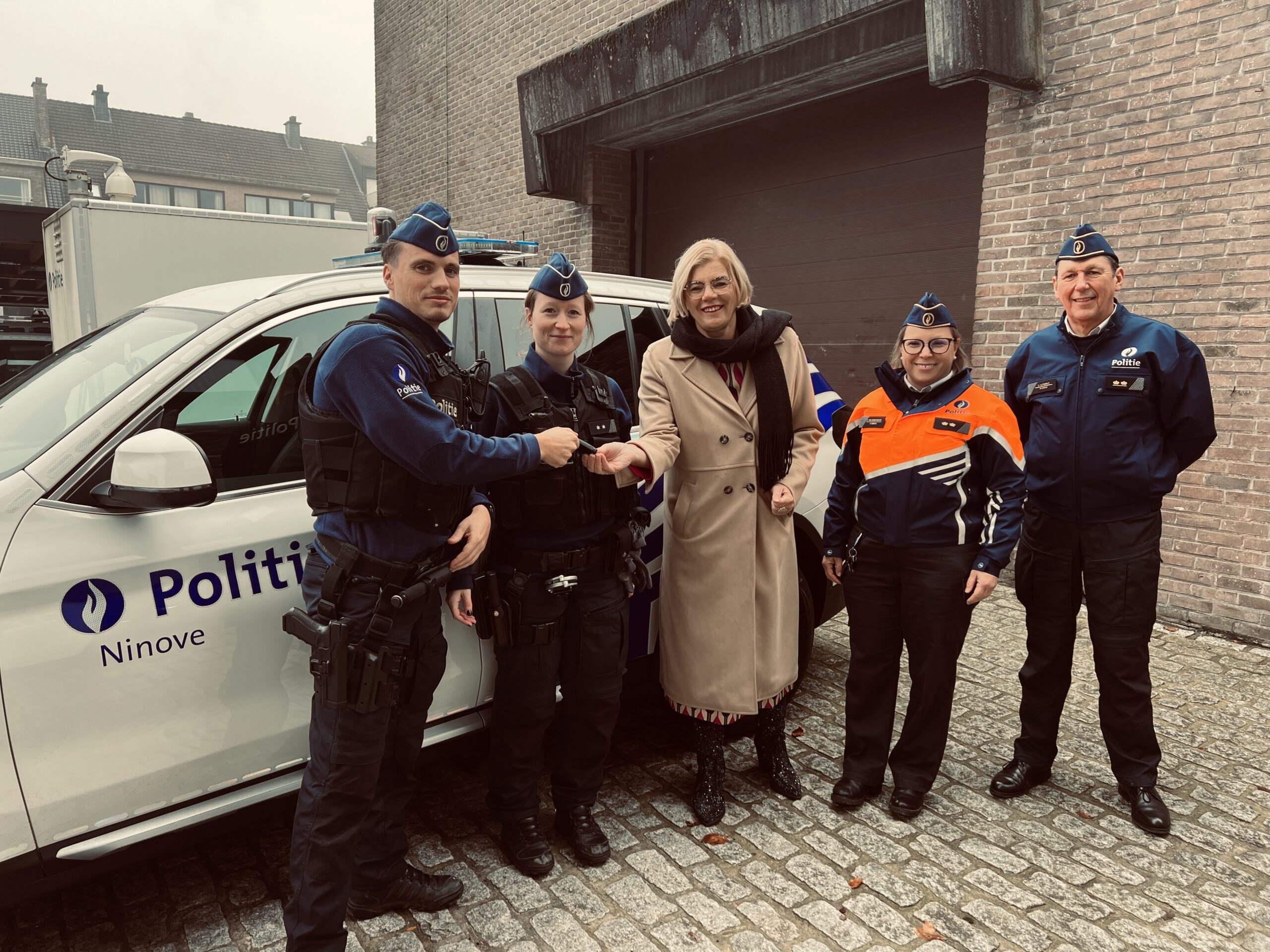 Politie rijdt voortaan met hybride BMW