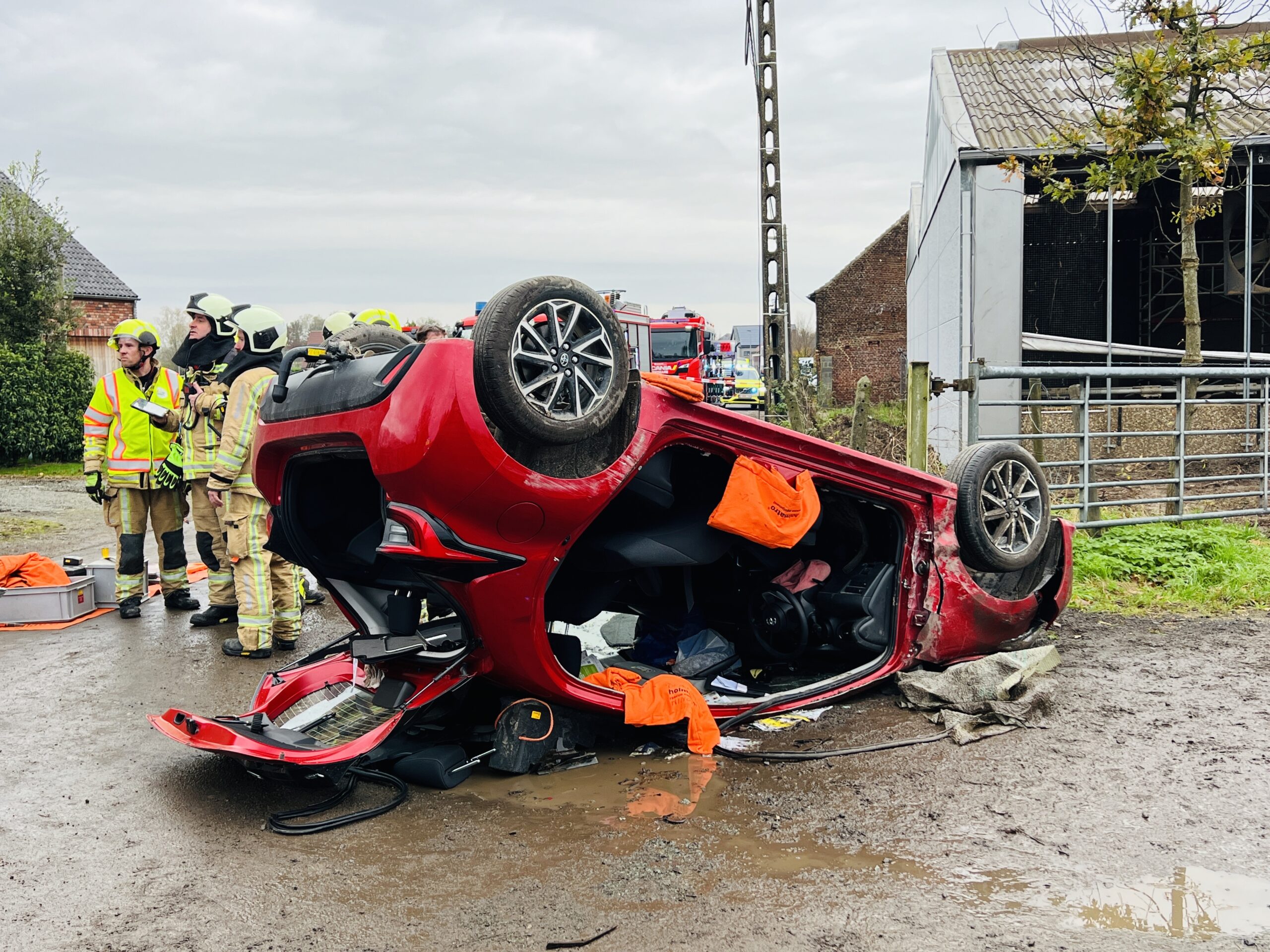 Auto belandt op dak in Rijstraat