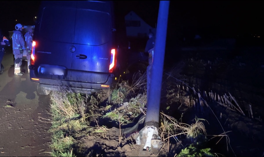 Bestelwagen tegen paal in Muylemstraat