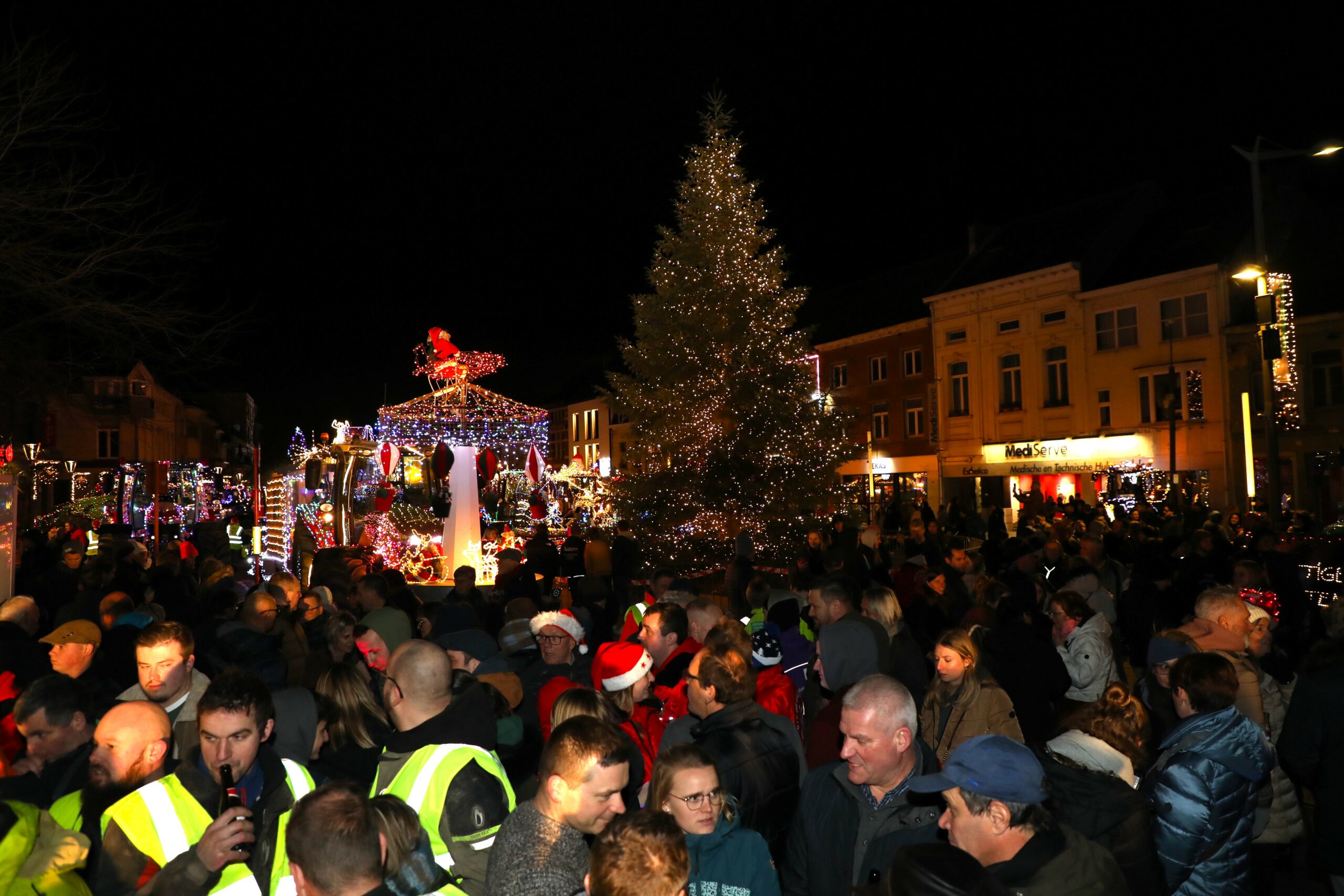 Verlichte tractorstoet bracht kerstsfeer in straatbeeld