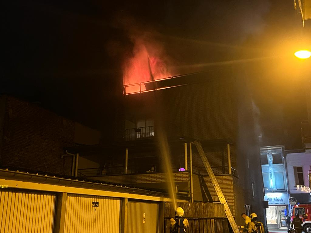Hevige brand vernielt dakappartement Geraardsbergsestraat