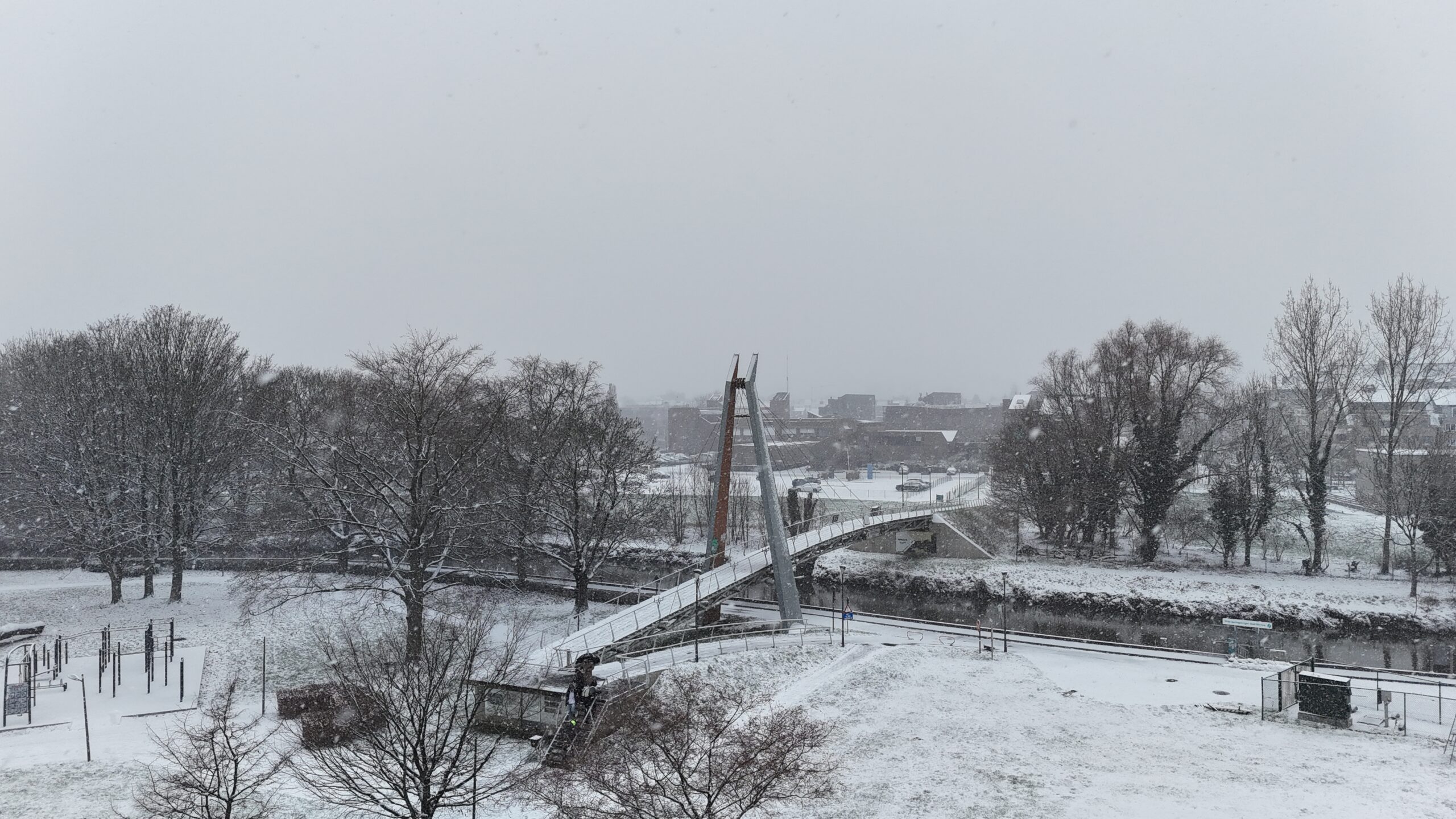 Ondergesneeuwd landschap in vogelvlucht