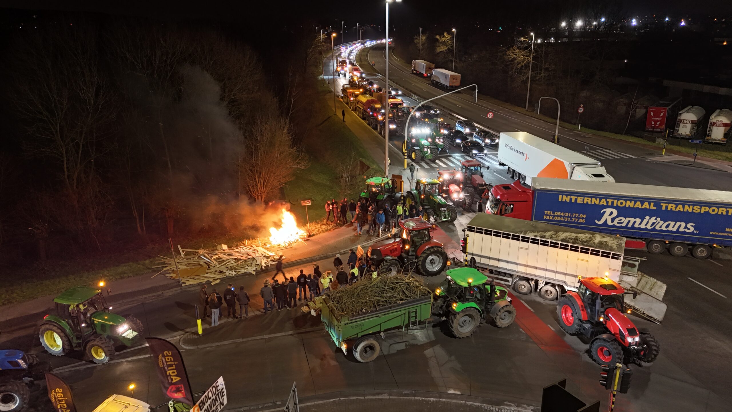 Boze boeren blokkeren bedrijventerrein: “Wij zijn het spuugzat!”