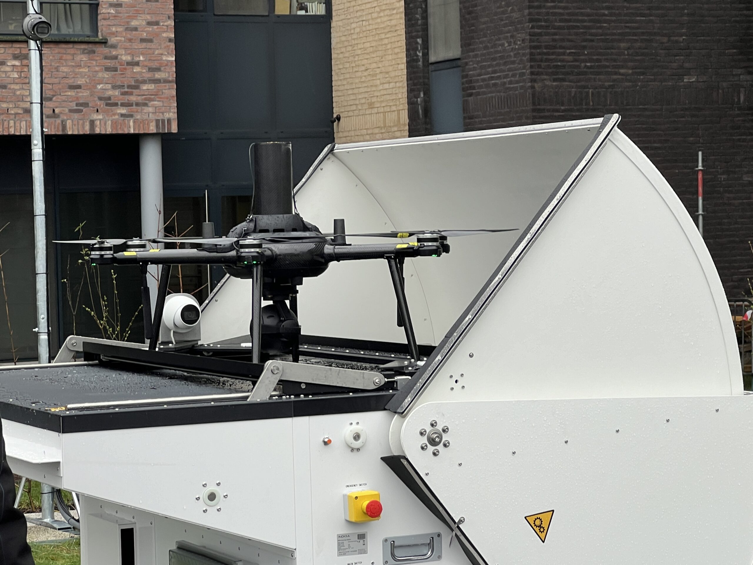 Het alziend ronkend oog waakt over carnaval en De Omloop