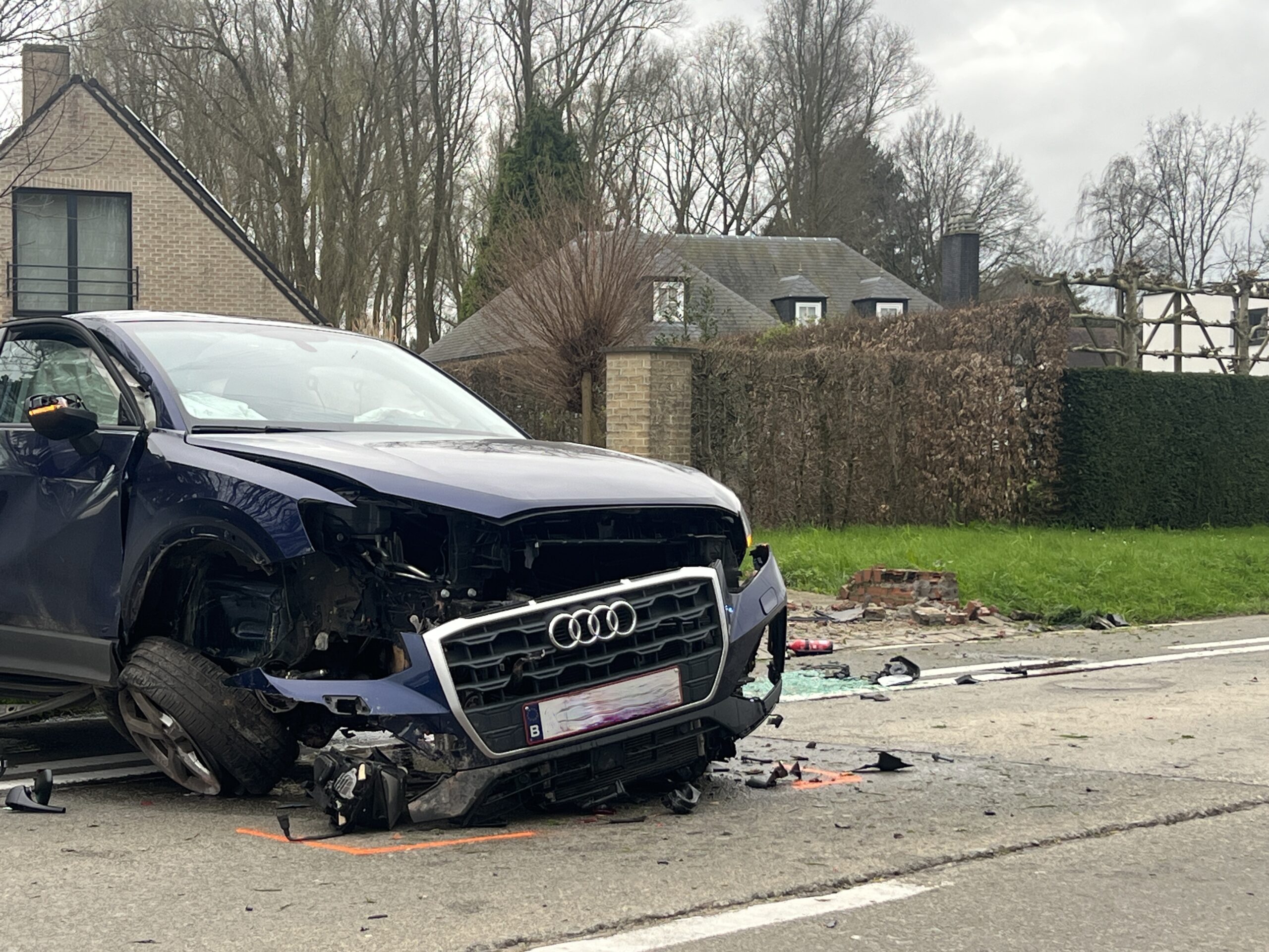 Auto tegen betonnen duiker op Aalstersesteenweg, kind in ziekenhuis