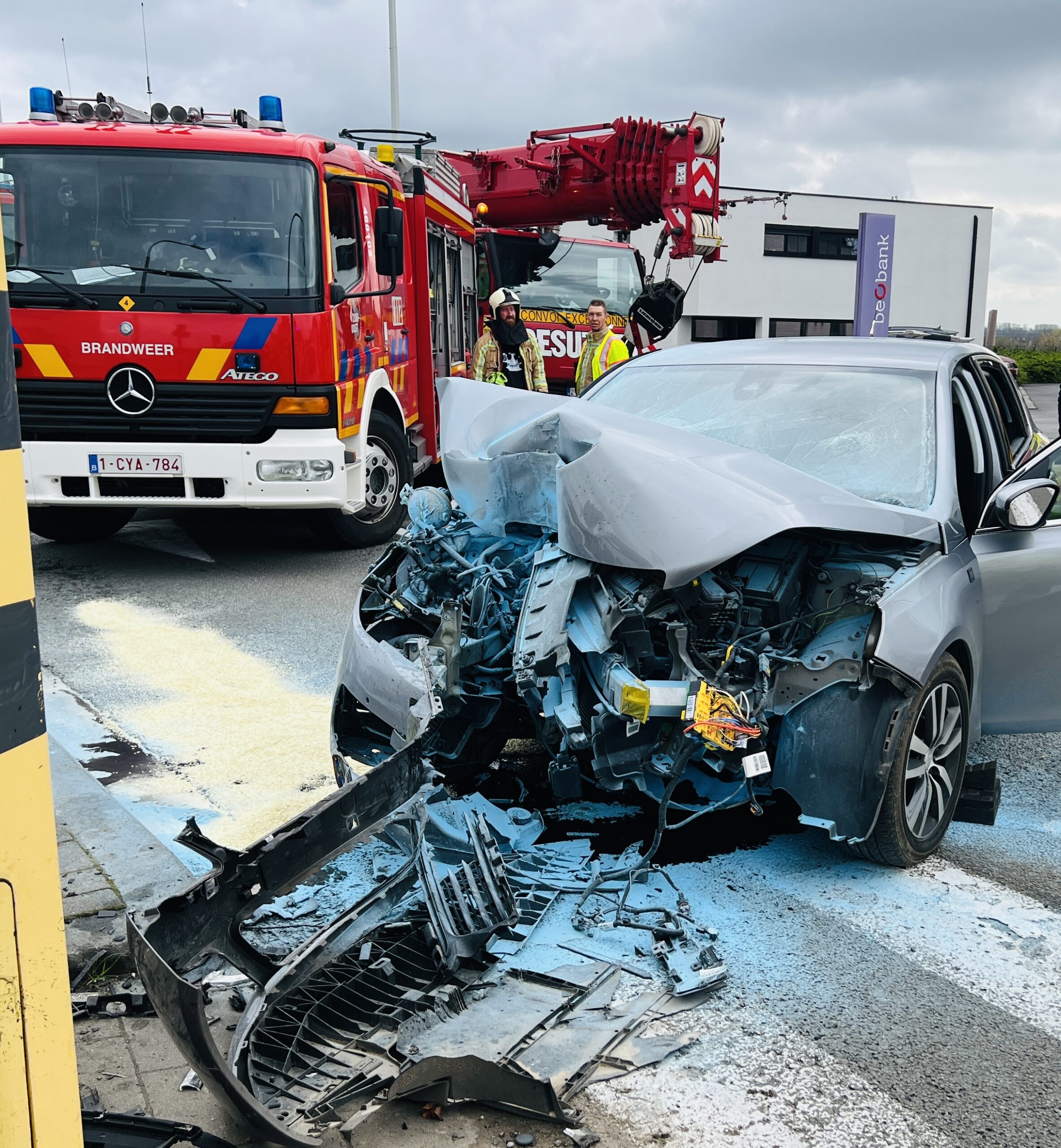 Auto botst frontaal tegen signalisatiepaal aan kruispunt De Kalvaar