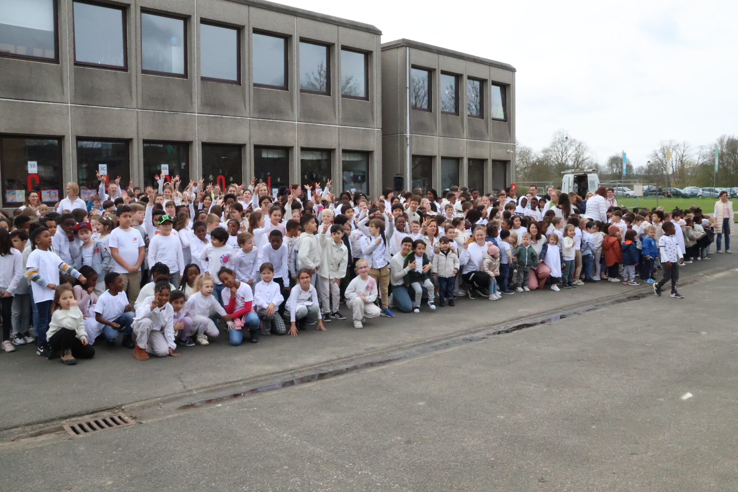 Leerlingen stampen voor vrede