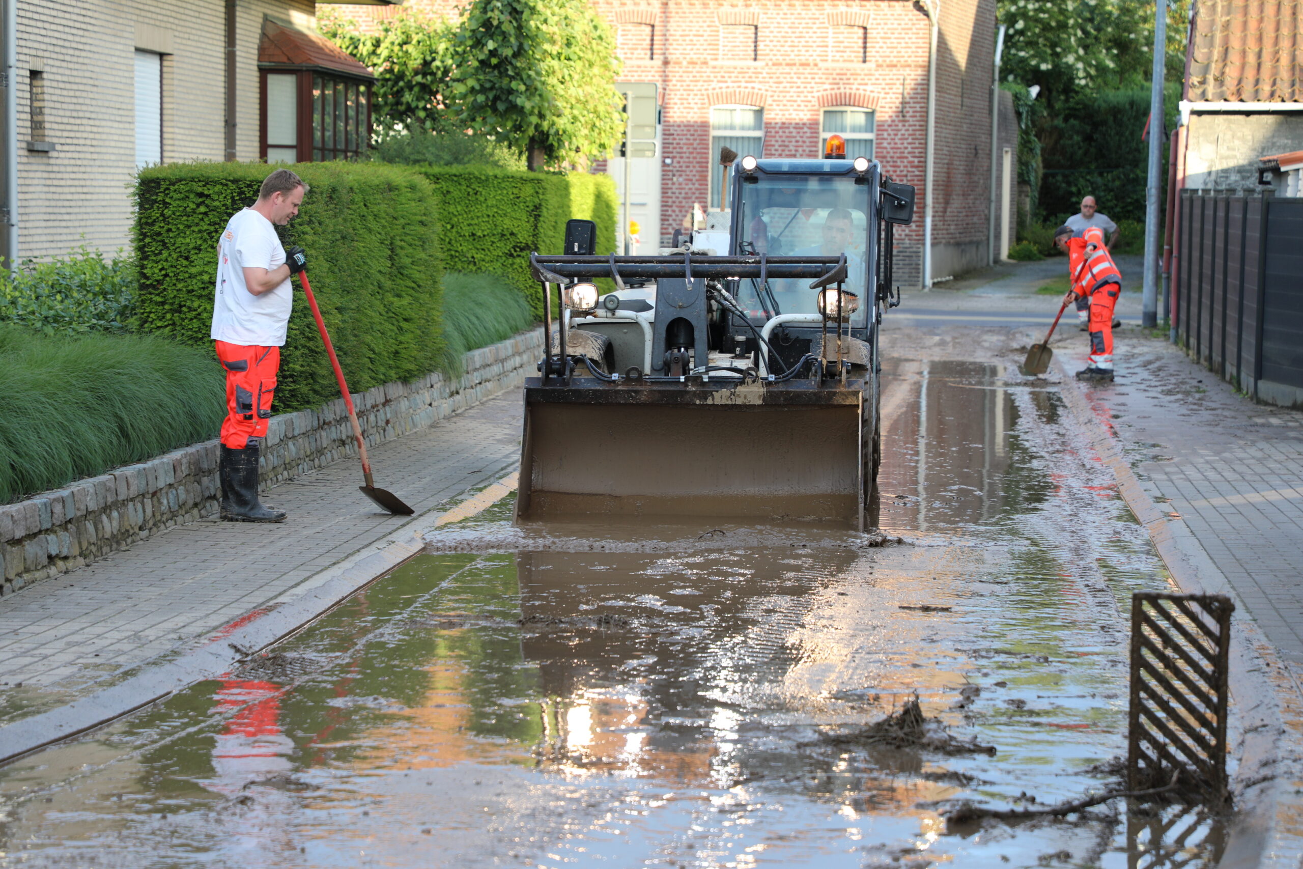 Stortbui veroorzaakt grote modderstromen met aanzienlijke schade