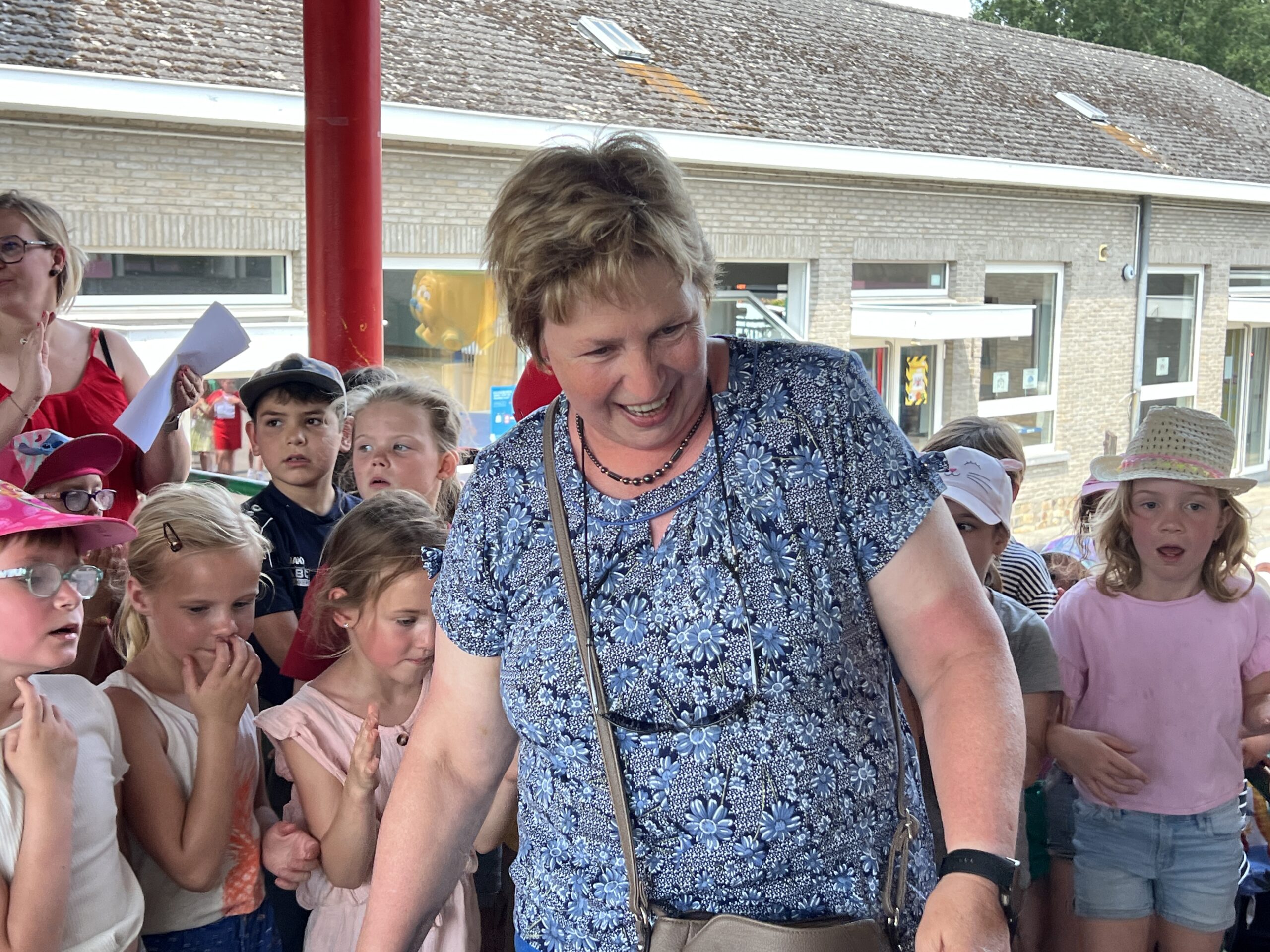 Collega’s en leerlingen wuiven juf Myriam uit