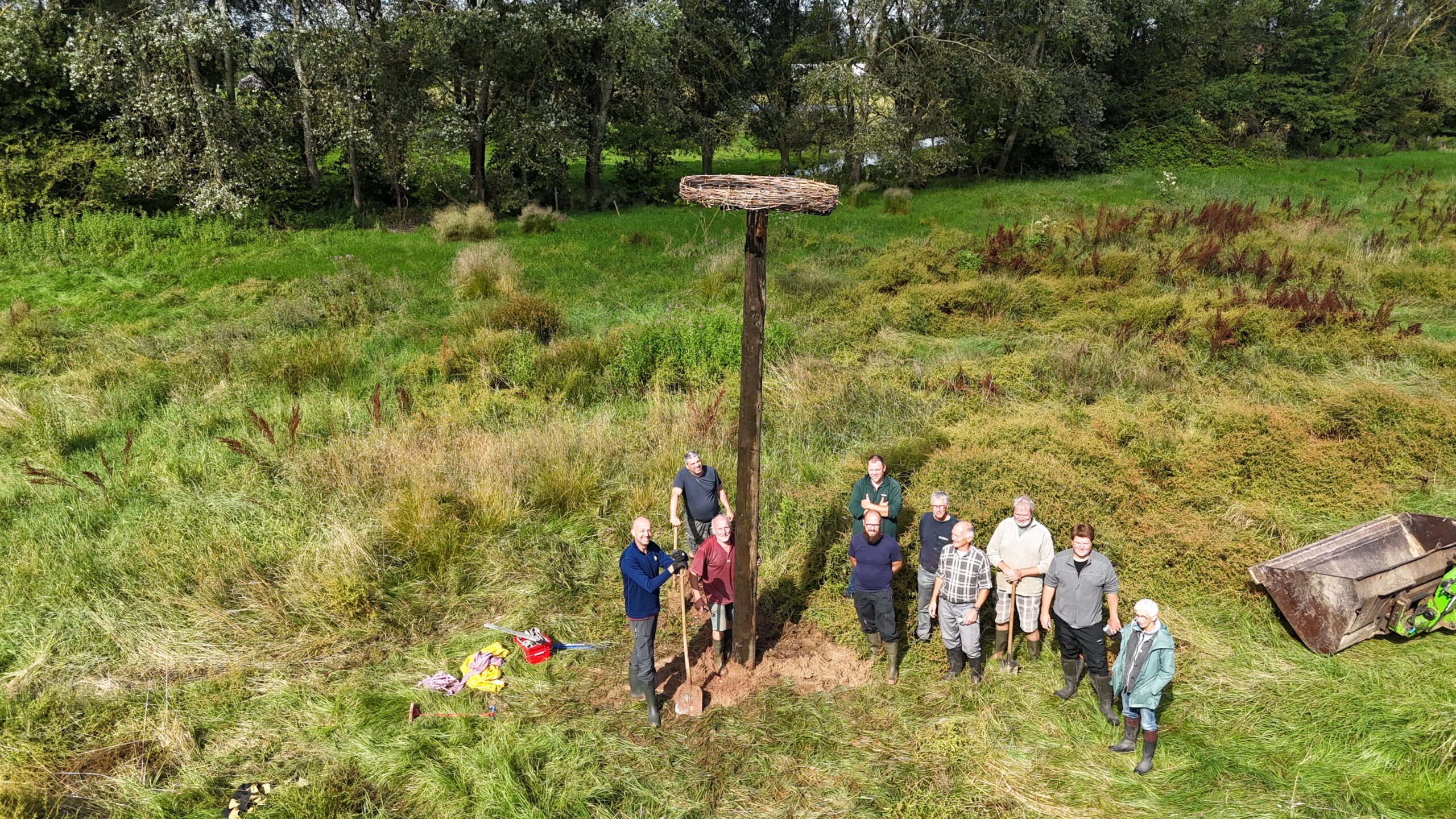 Nieuwe ooievaarspaal in Dendermeersen