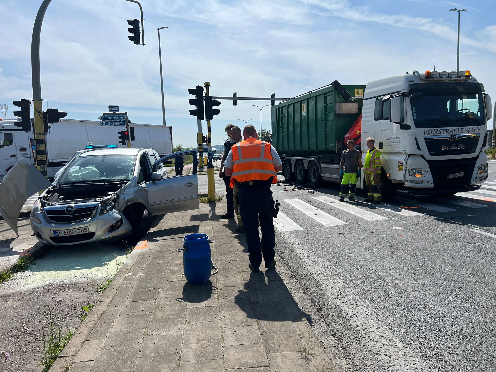 Gewonde na botsing vrachtwagen en personenwagen aan kruispunt Den Doorn