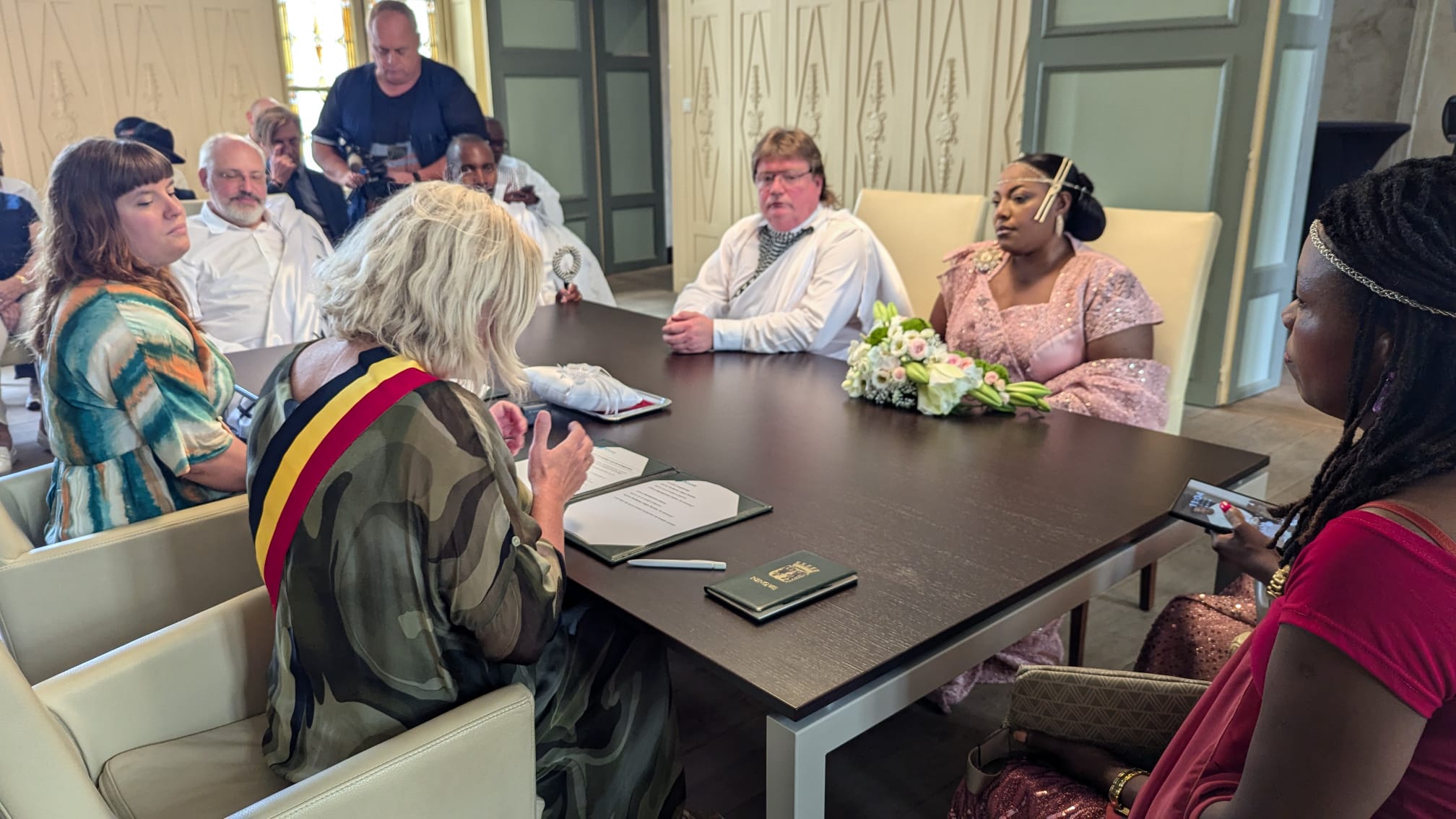 Belgisch-Rwandees koppel steelt de show tijdens burgerlijk huwelijk