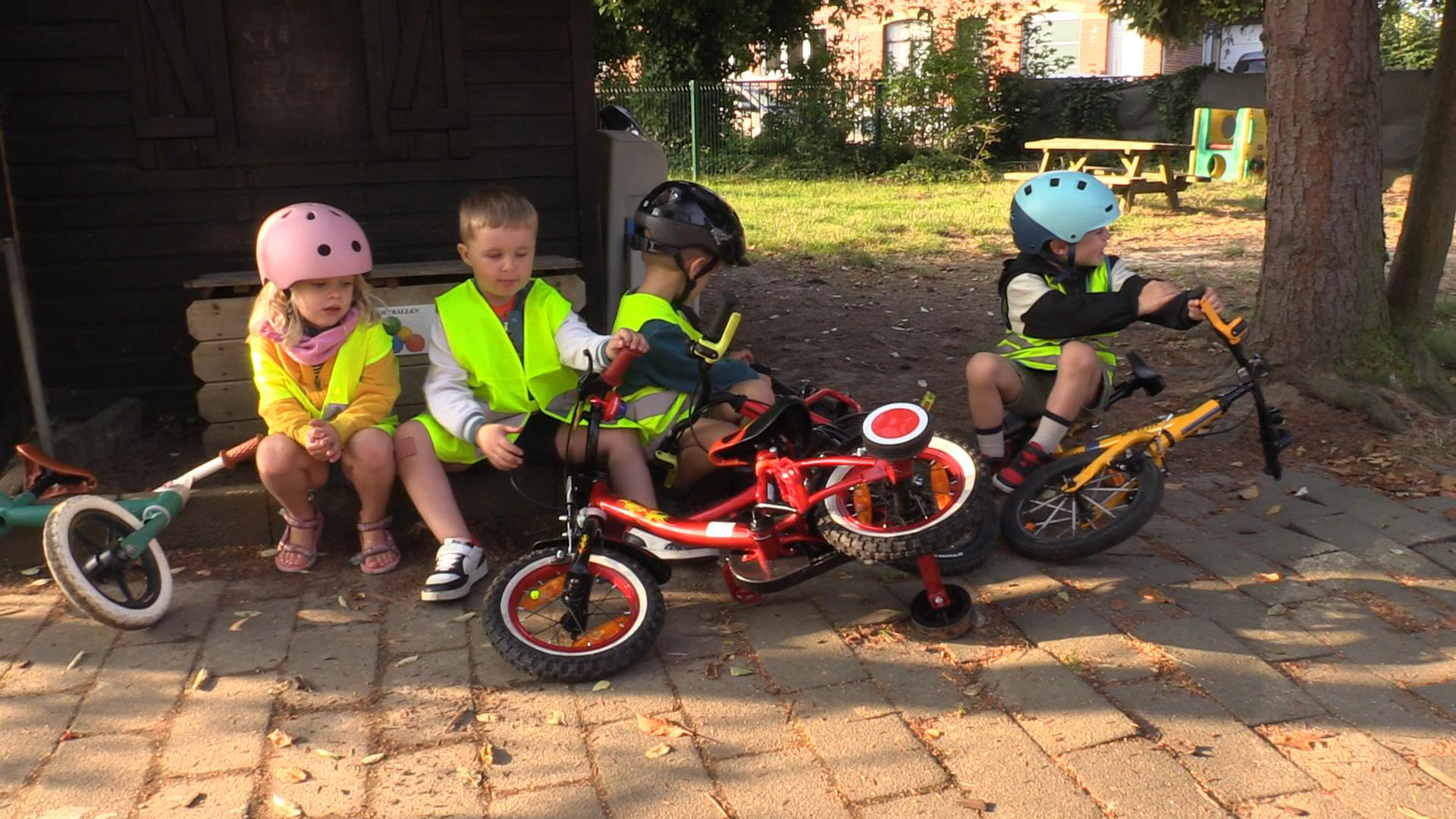 Wonderwijzertjes stappen en trappen naar school