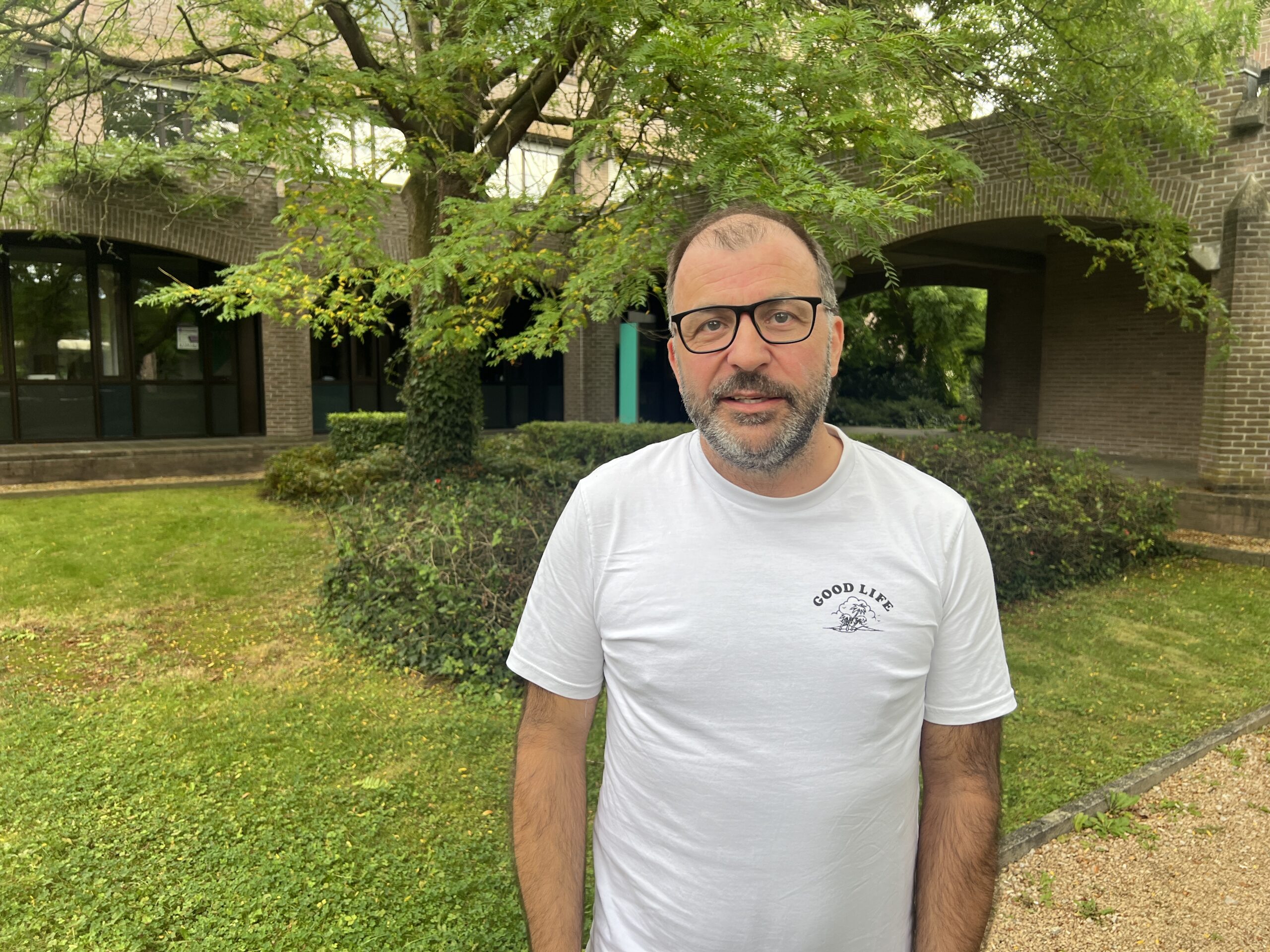 Luk Tas brengt Ninove tot leven in schetsen met het boek ‘OMWEG’