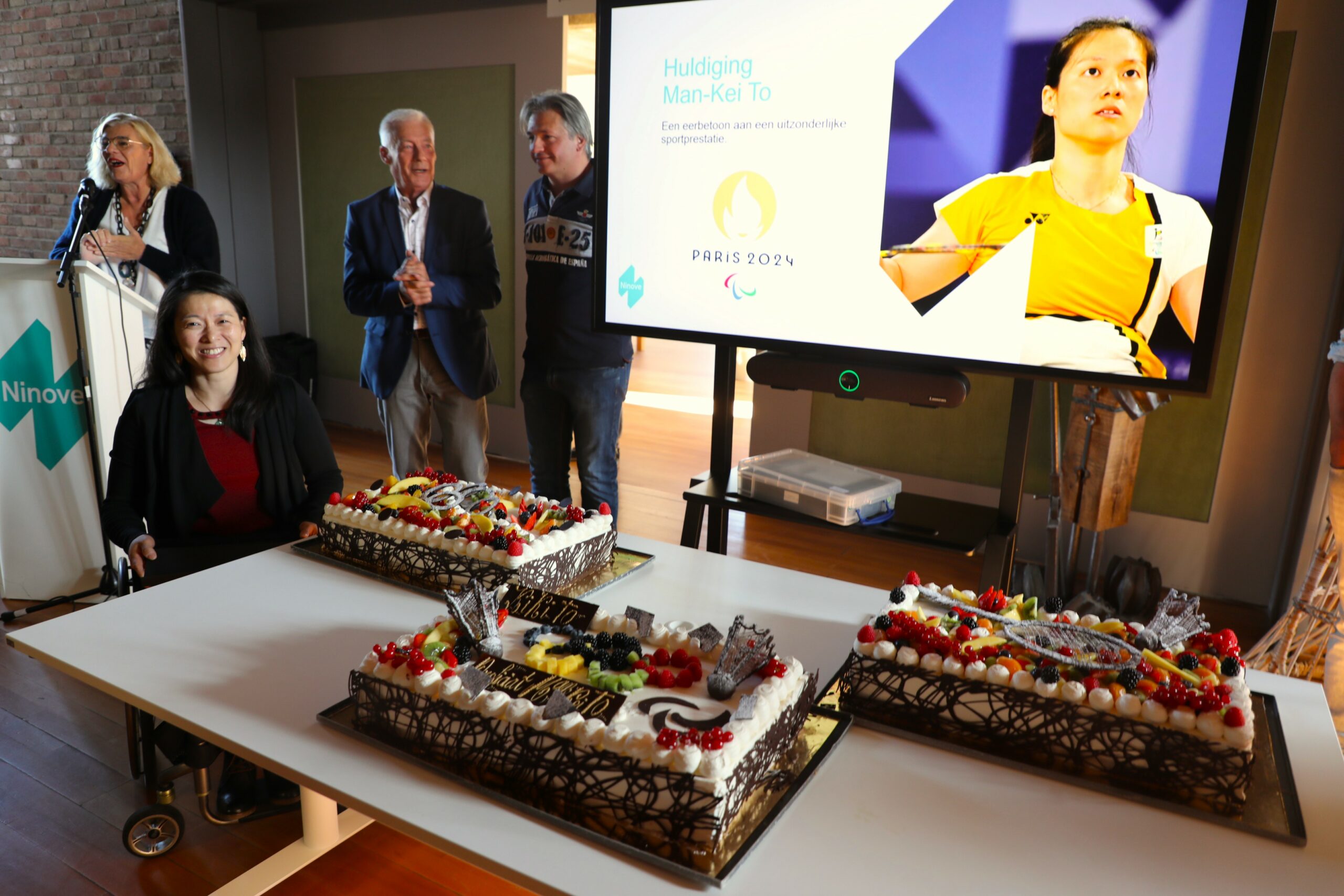 Stadsbestuur huldigt paralympische atlete Man-Kei To