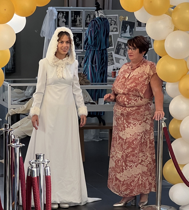 Modeshow met bruidskledij van vroeger en nu in Klateringen