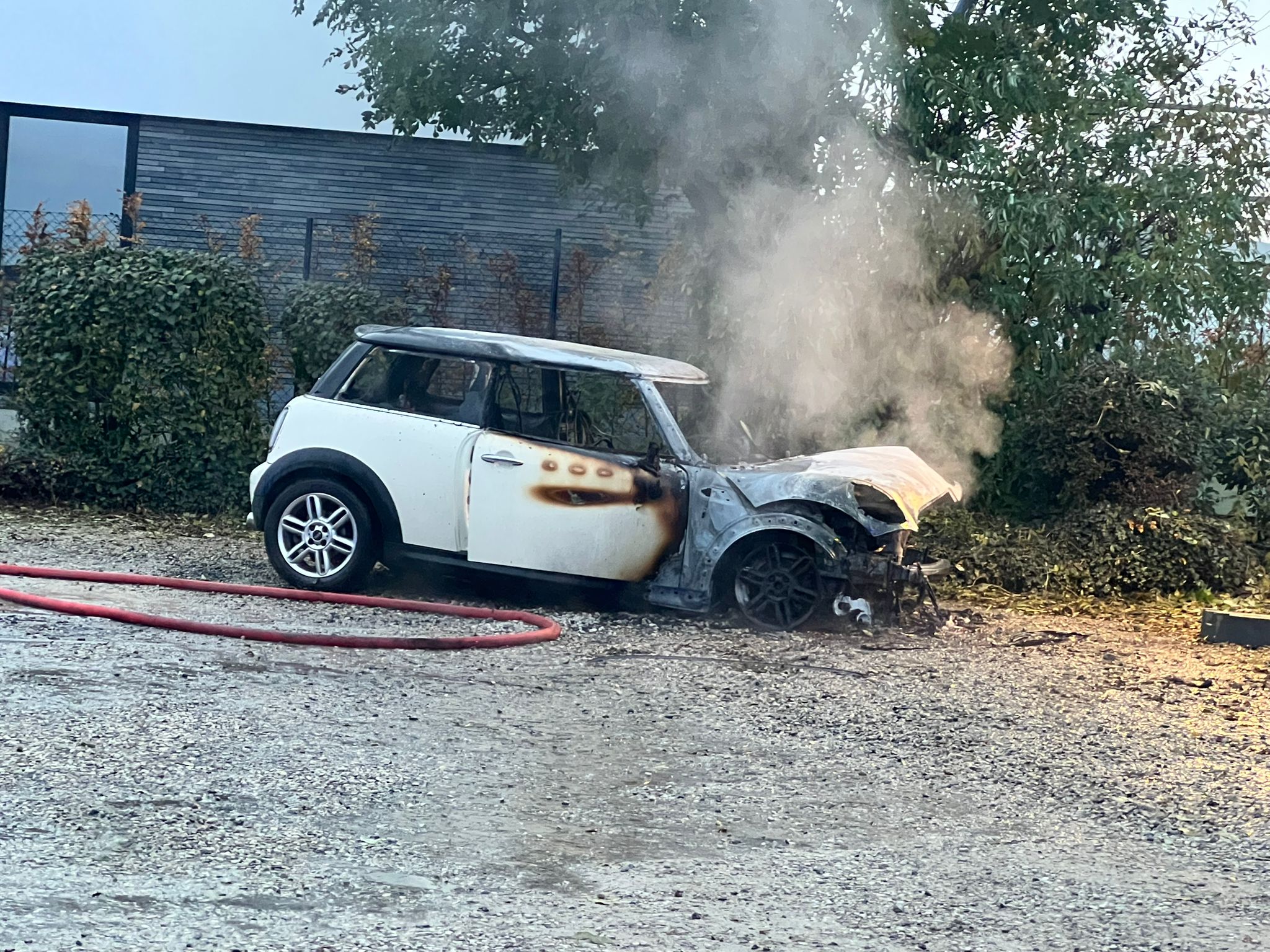 Bestuurster nipt ontsnapt uit brandende auto