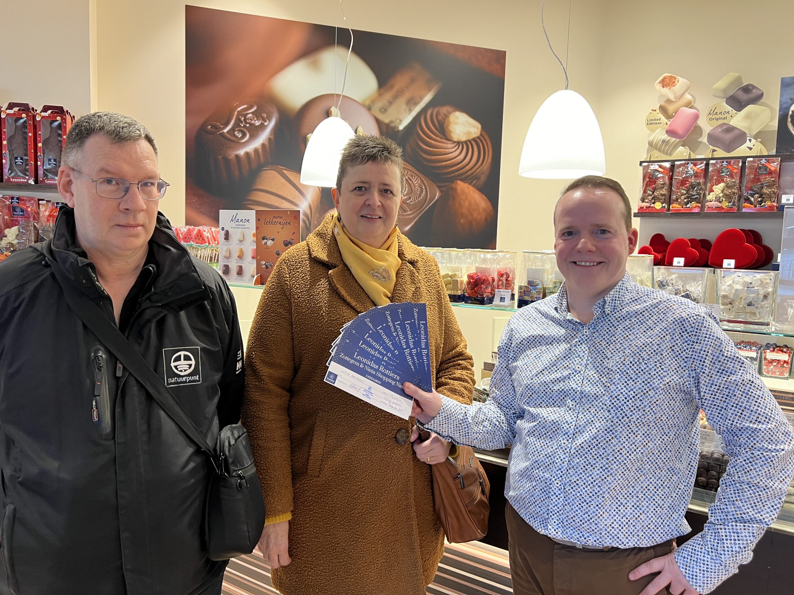 Leonidas-winkel in  Ninia overhandigt 1 jaar gratis pralines