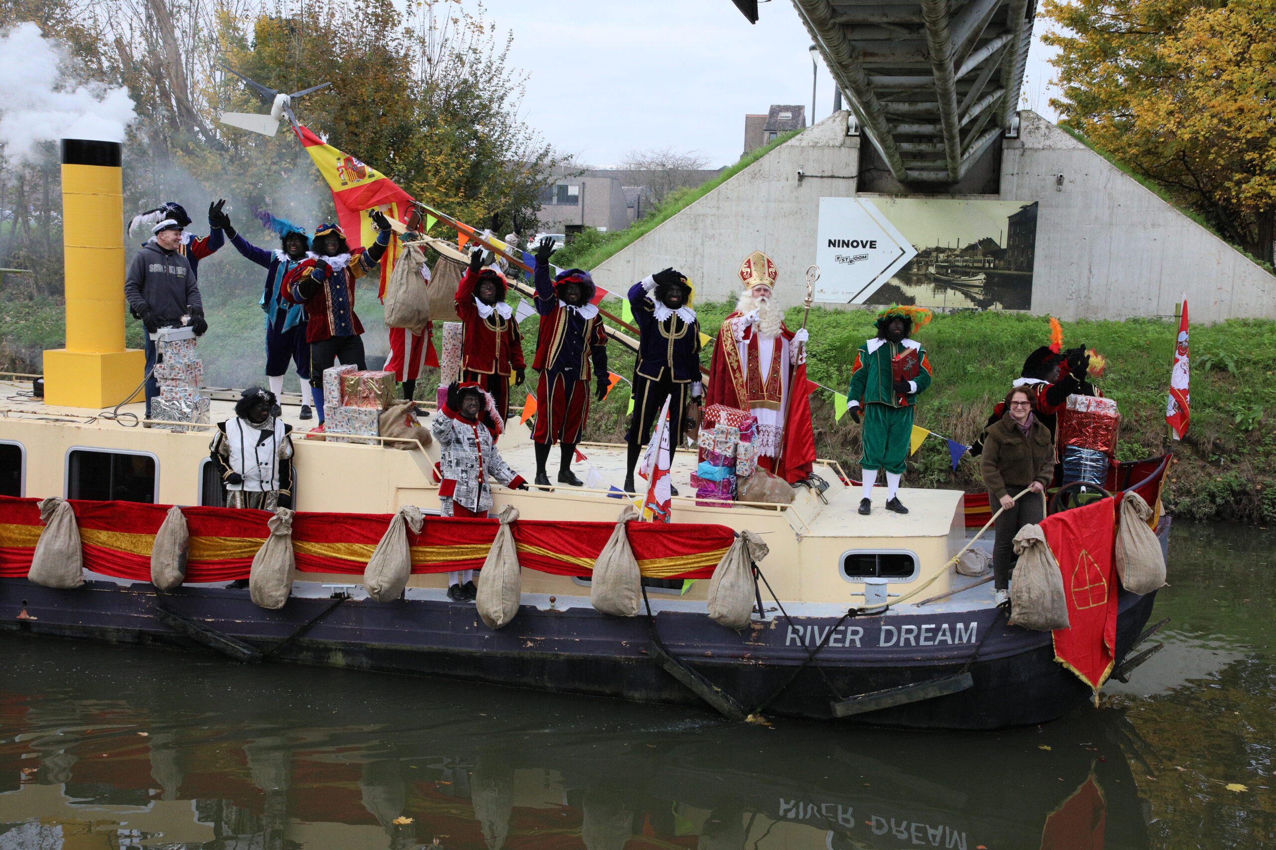 Volgepakte stoomboot met Sinterklaas kreeg warm welkom