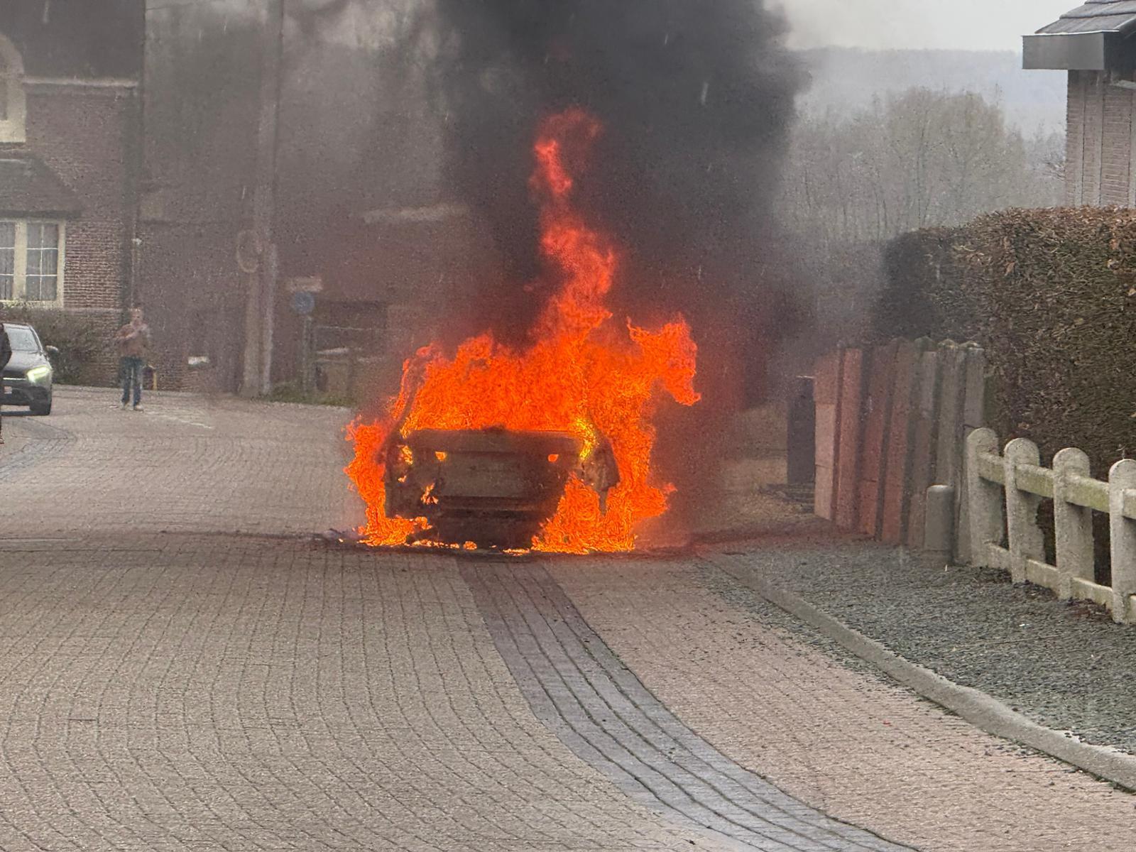 Auto brandt uit in Van der Schuerenstraat