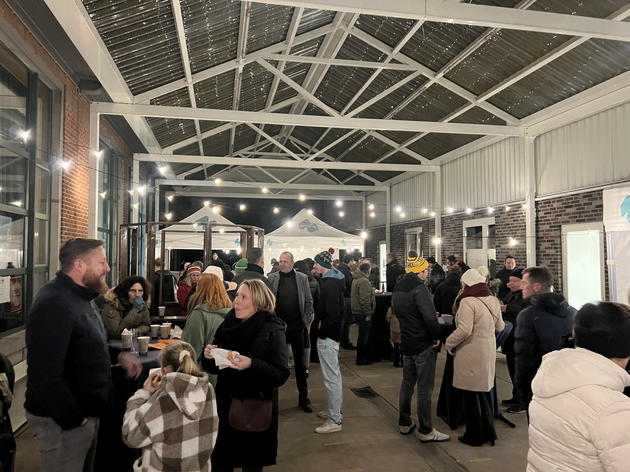 Kerstman danst limbo op gezellige kerstmarkt De Oogappel