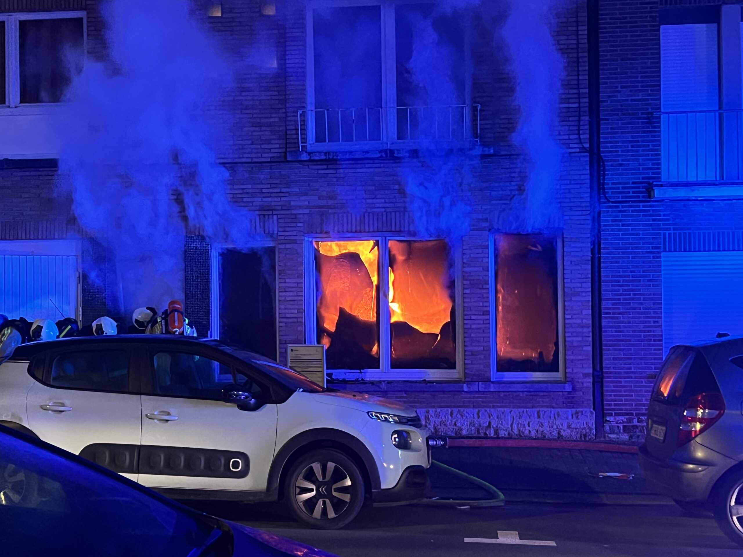 Bewoonster tijdig gered uit hevige woningbrand