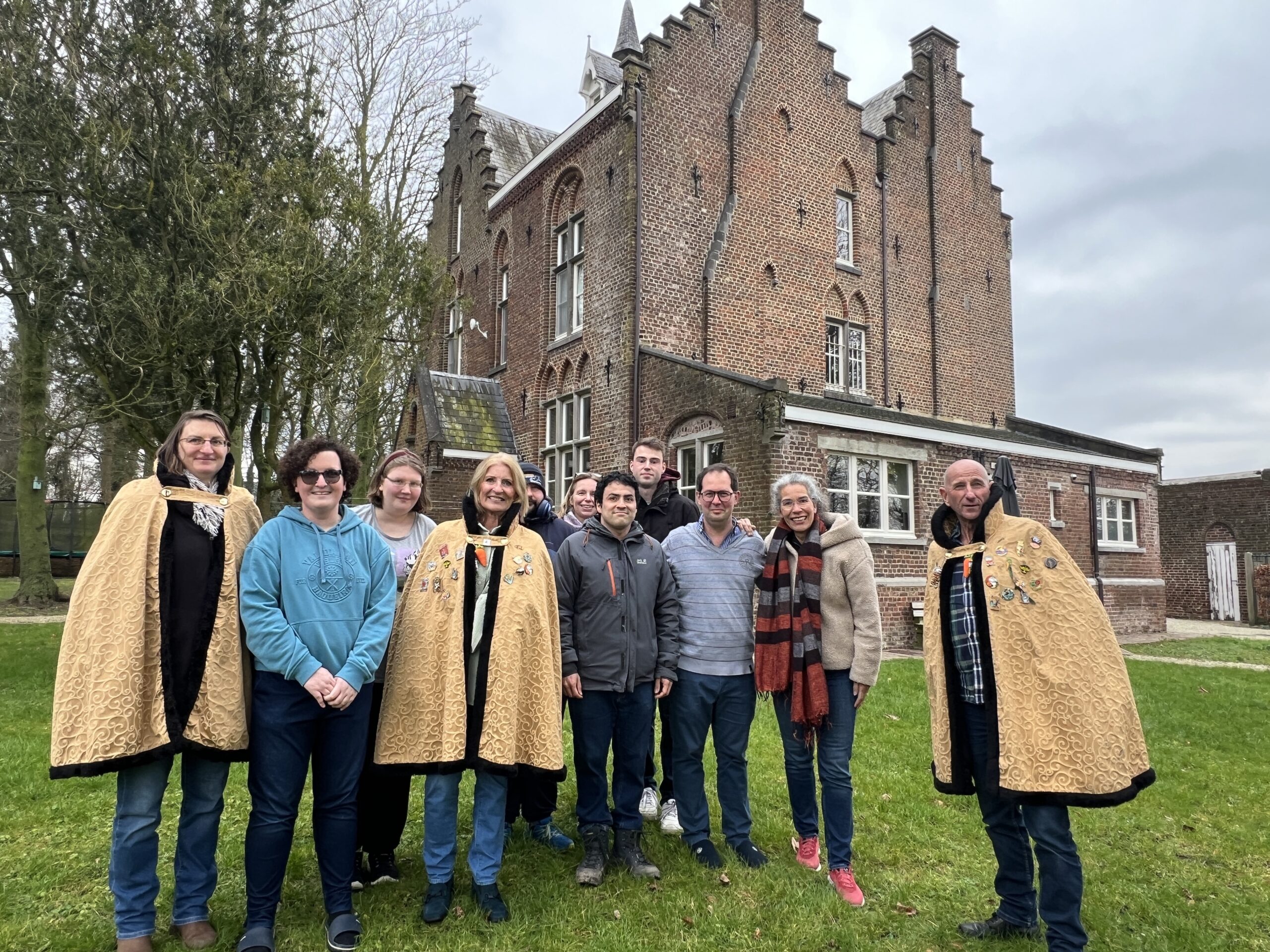 Bewoners Okkernoot vergezellen De Gasthieëren tijdens carnavalsstoet