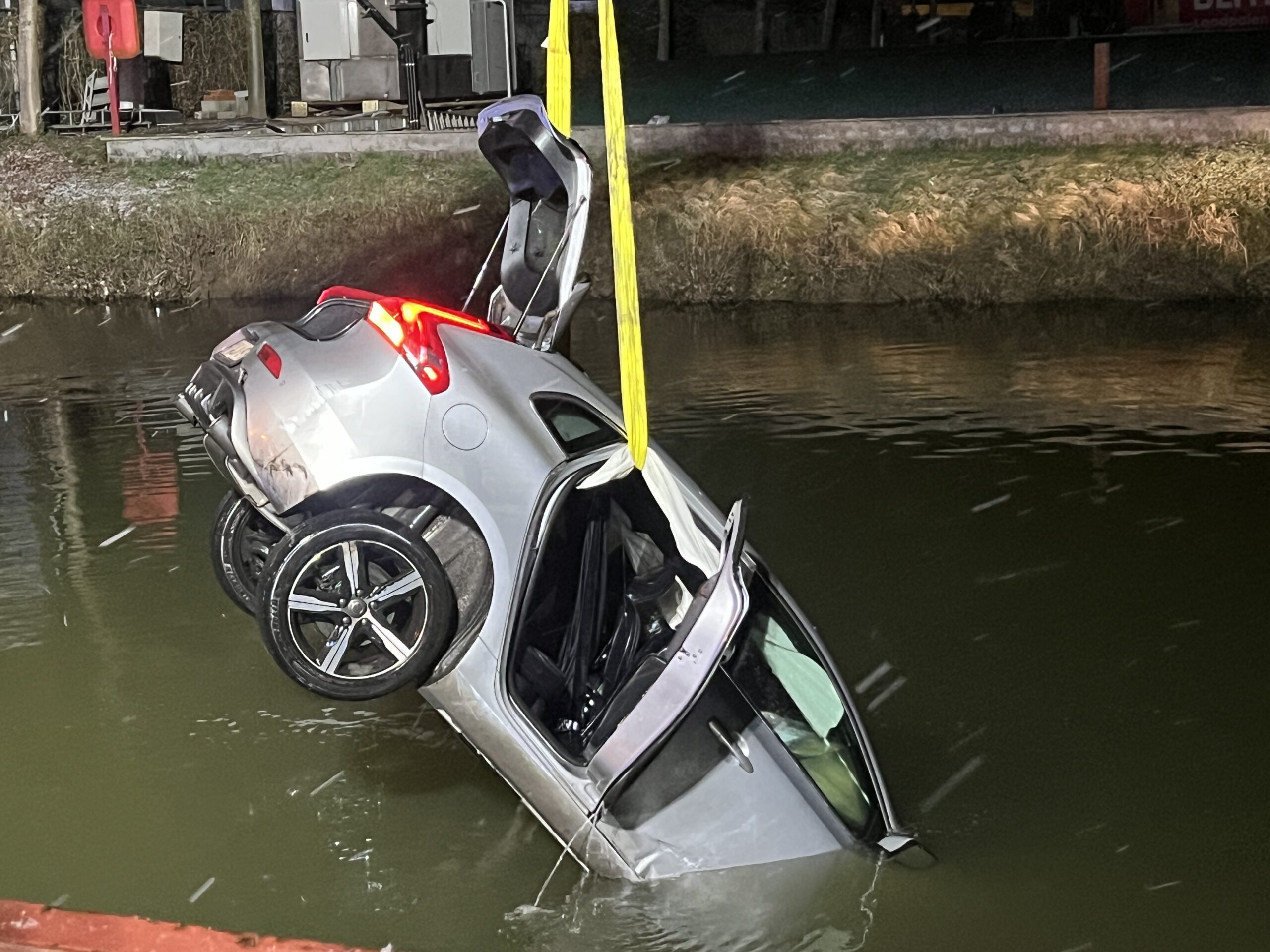 Auto belandt aan Fabrieksstraat in Dender