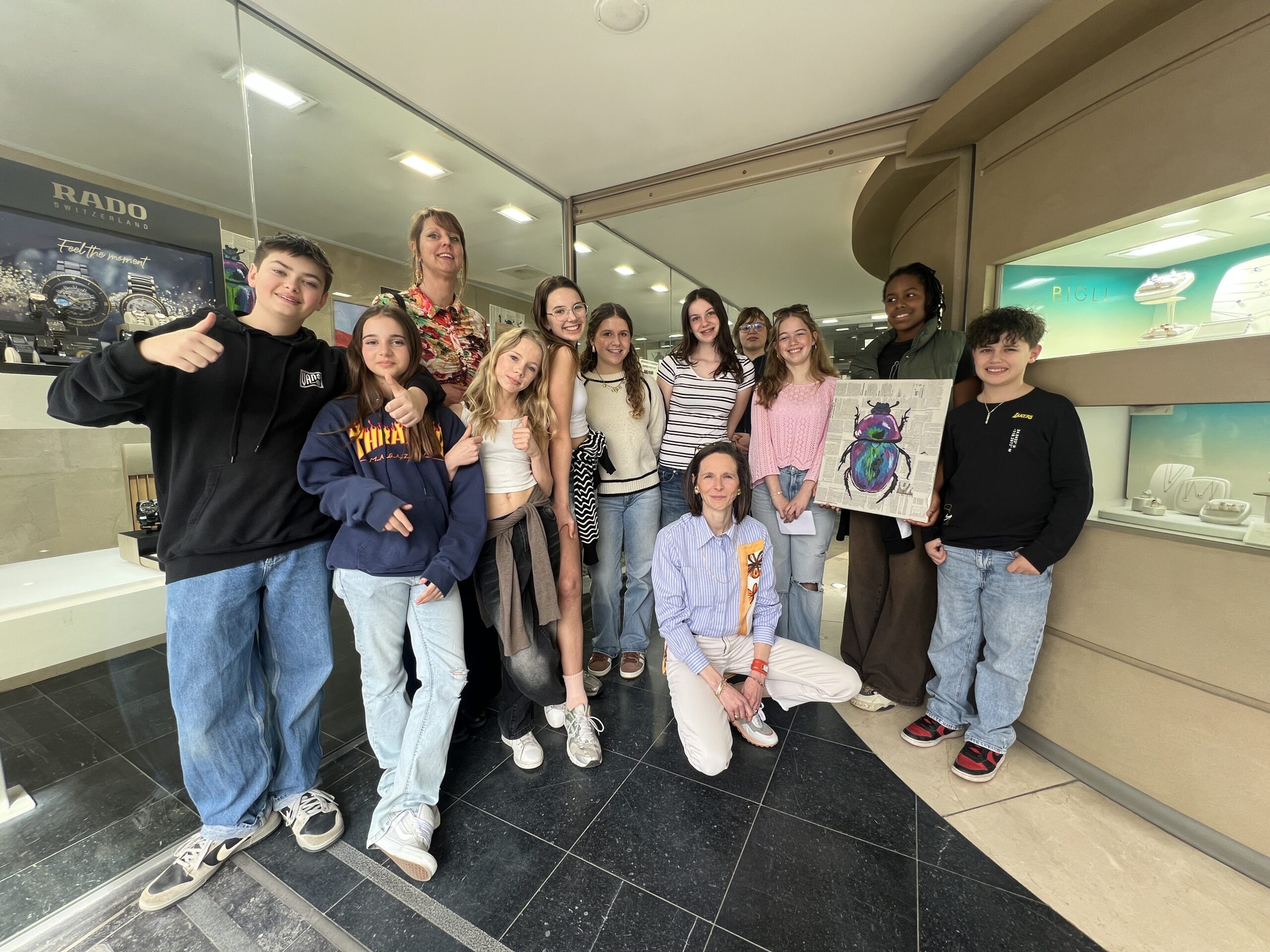 Leerlingen sieren juwelierszaak met kunstige kevers