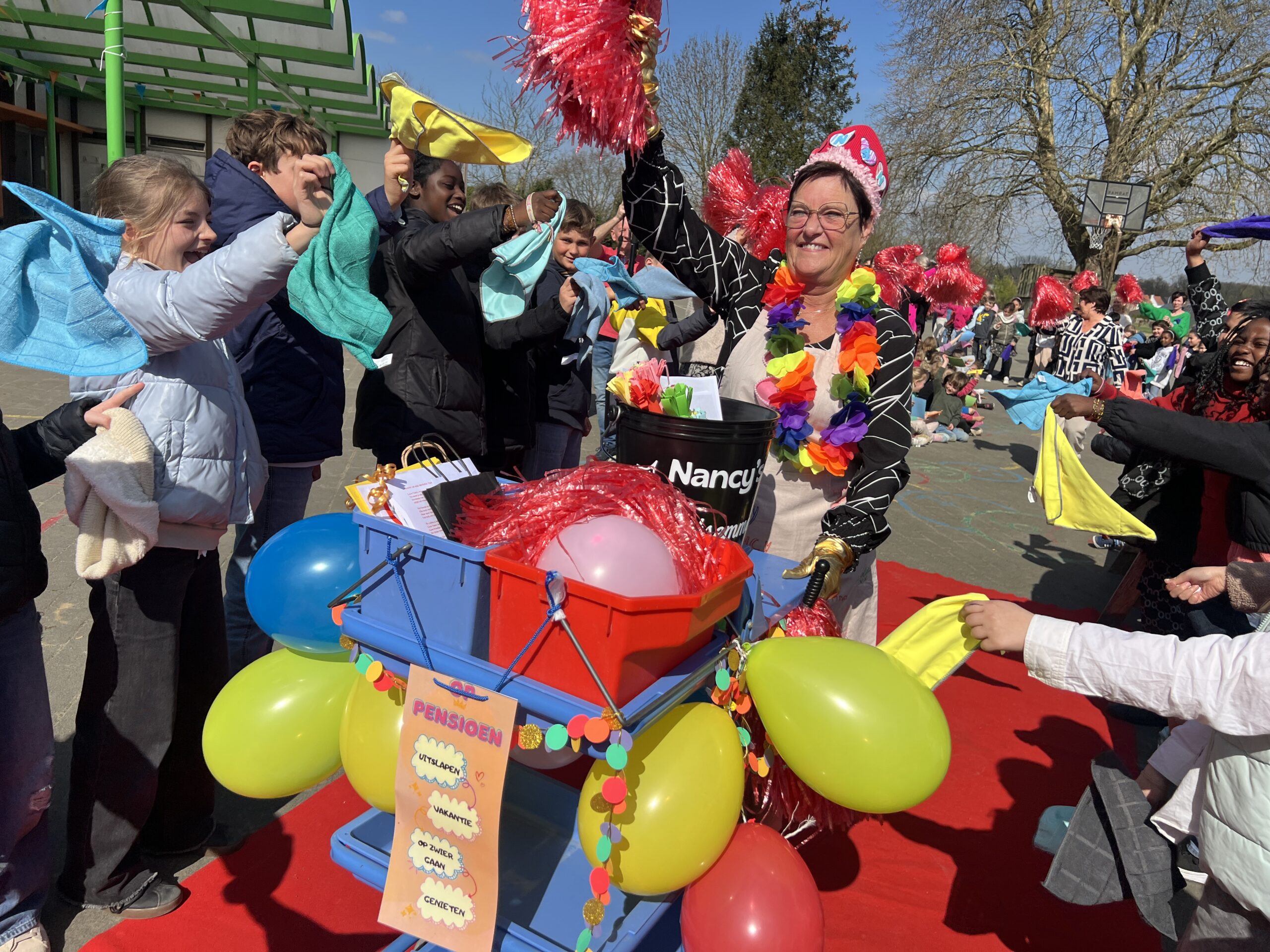 Leerlingen en leerkrachten wuiven poetsvrouw Nancy uit