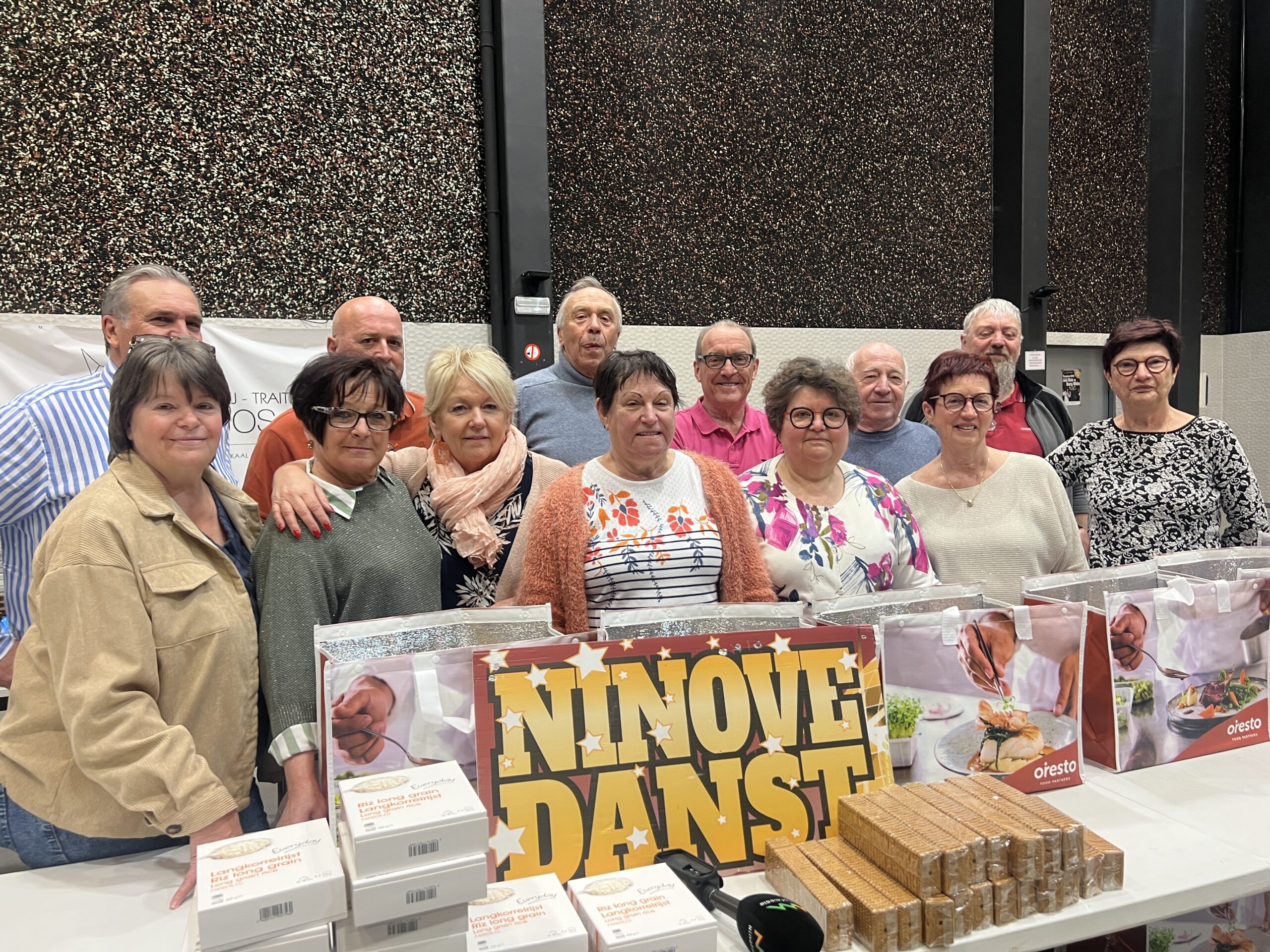 Ninove Danst deelt 75 voedselpakketten uit