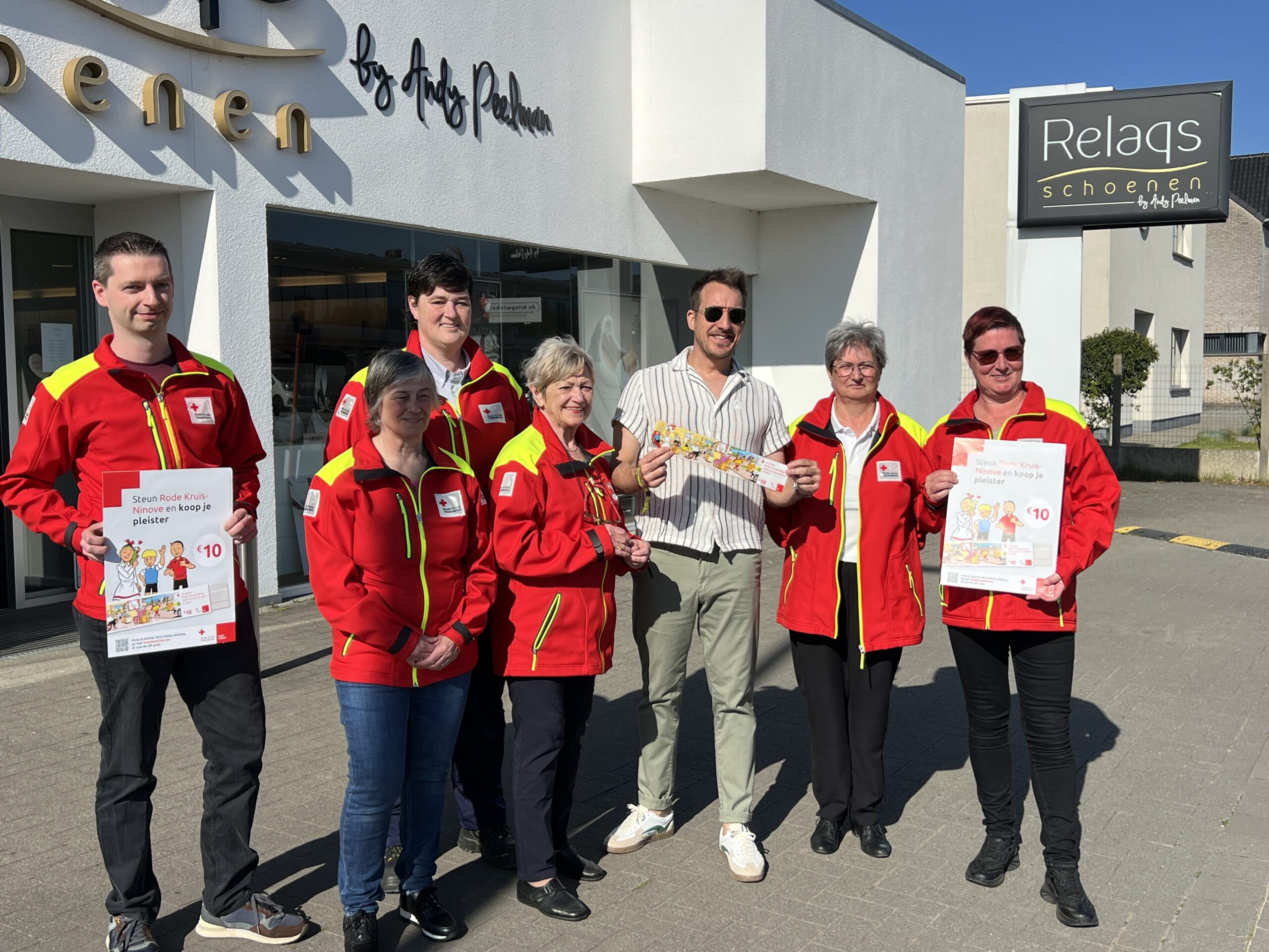 Andy Peelman koopt eerste pleister Rode Kruis