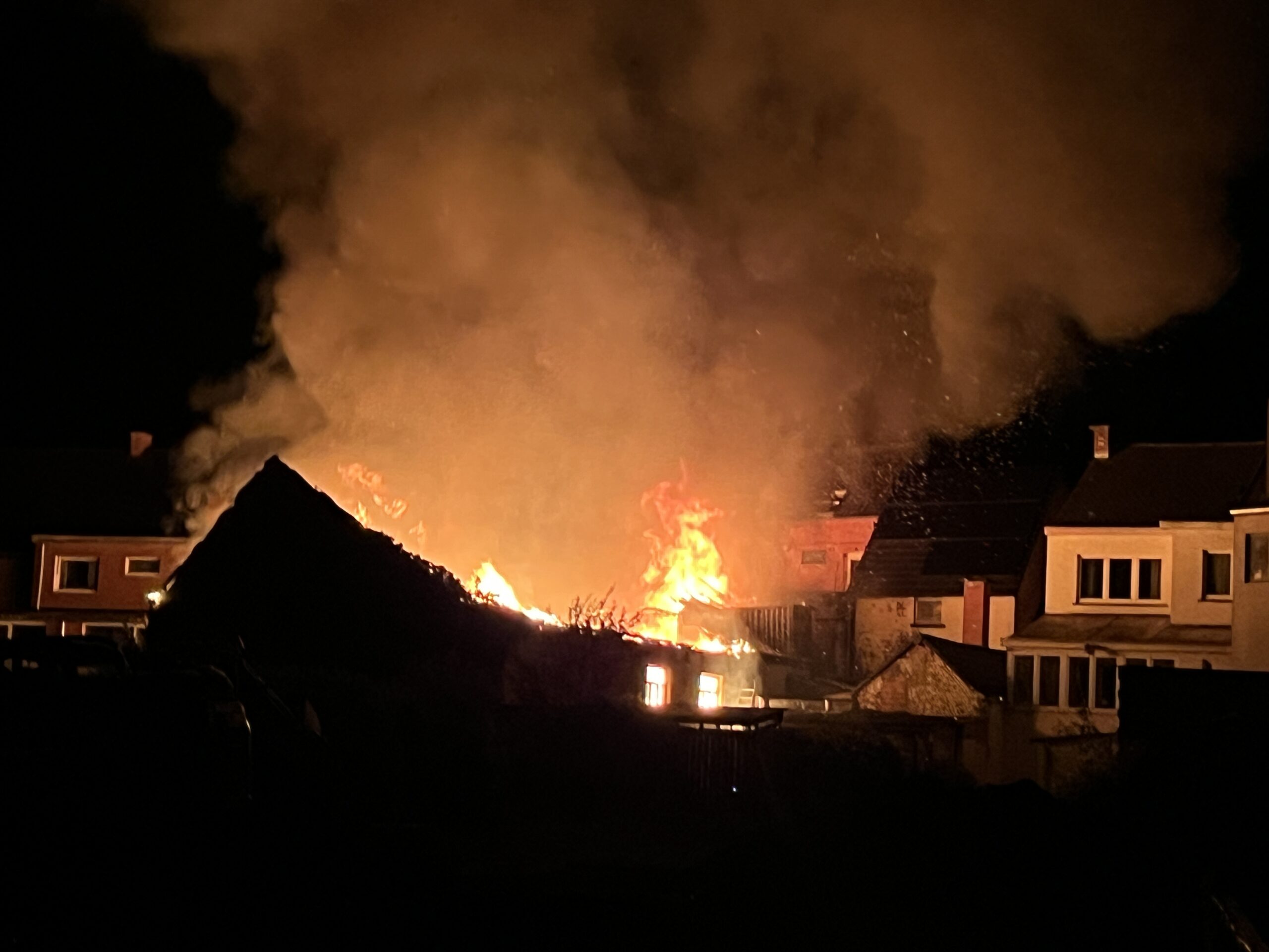 Vlammen slaan uit achterbouw