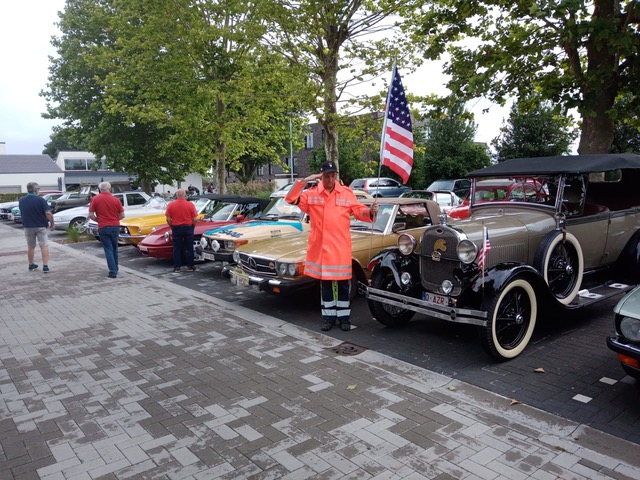 Oldtimers rijden opnieuw langs woonzorgcentra