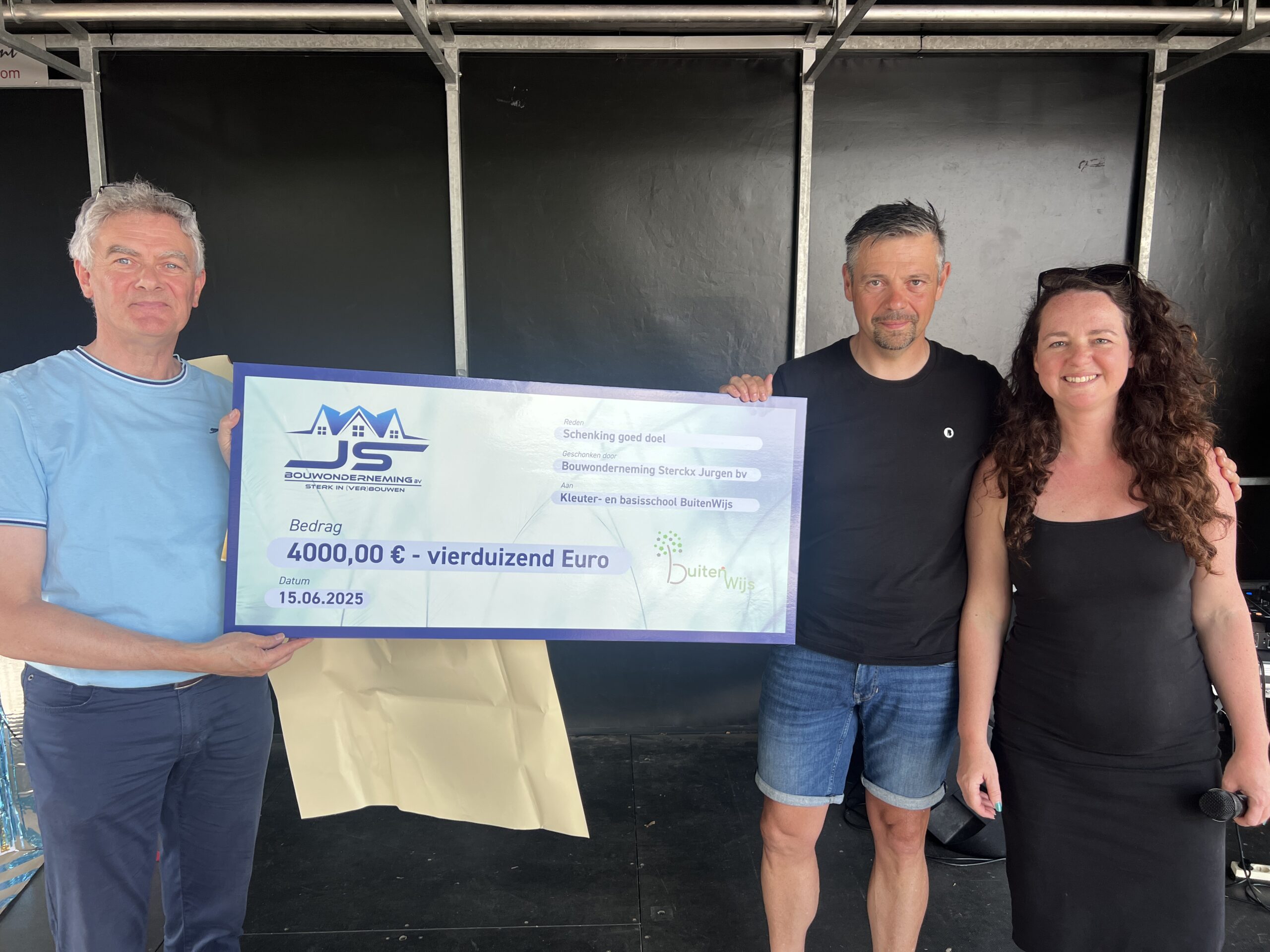 Basisschool Buitenwijs viert feest en ontvangt cheque van € 4.000