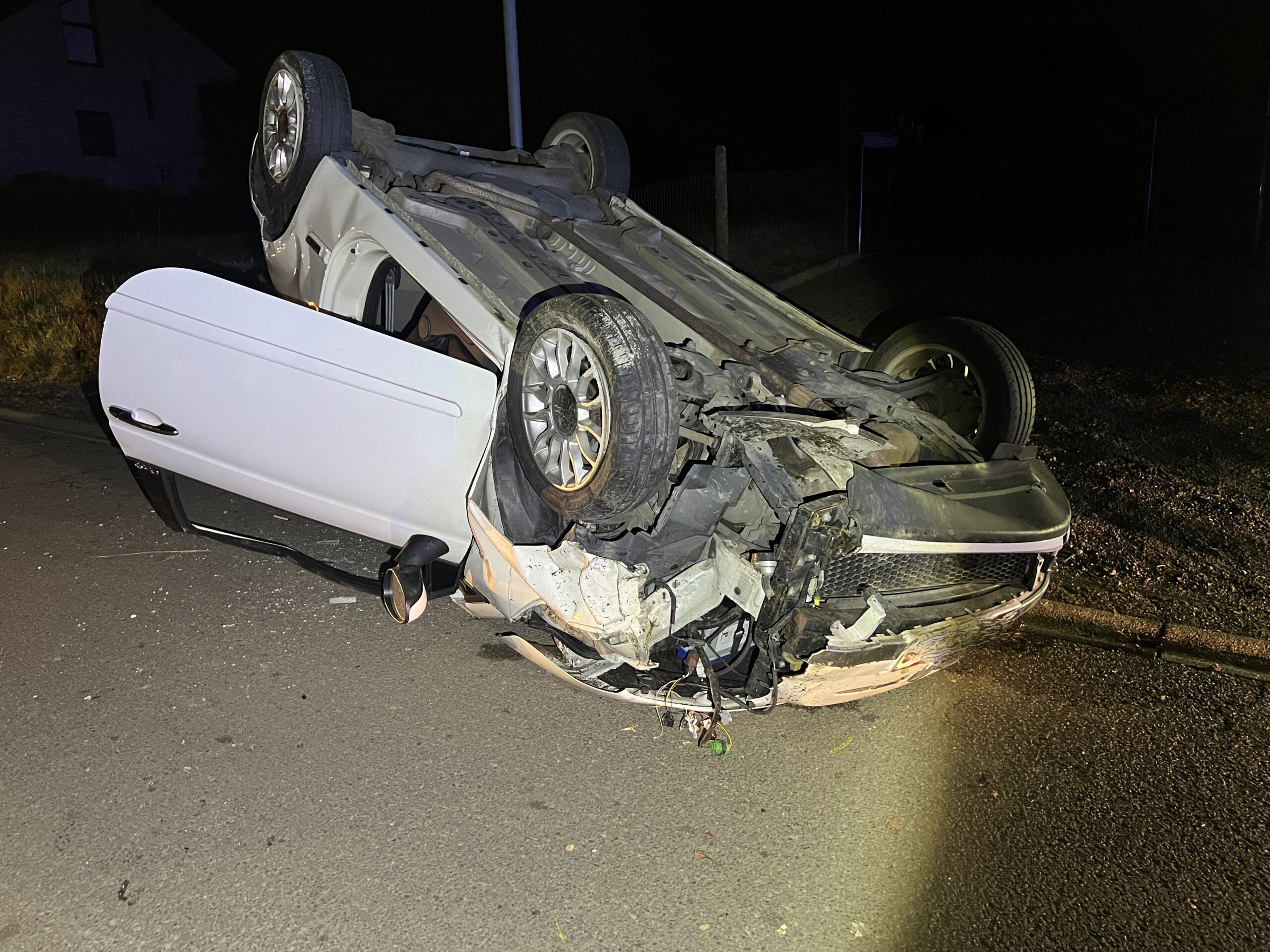 Fiat 500 belandt op dak na ongeval aan kruispunt Heirebaan-Neuringen