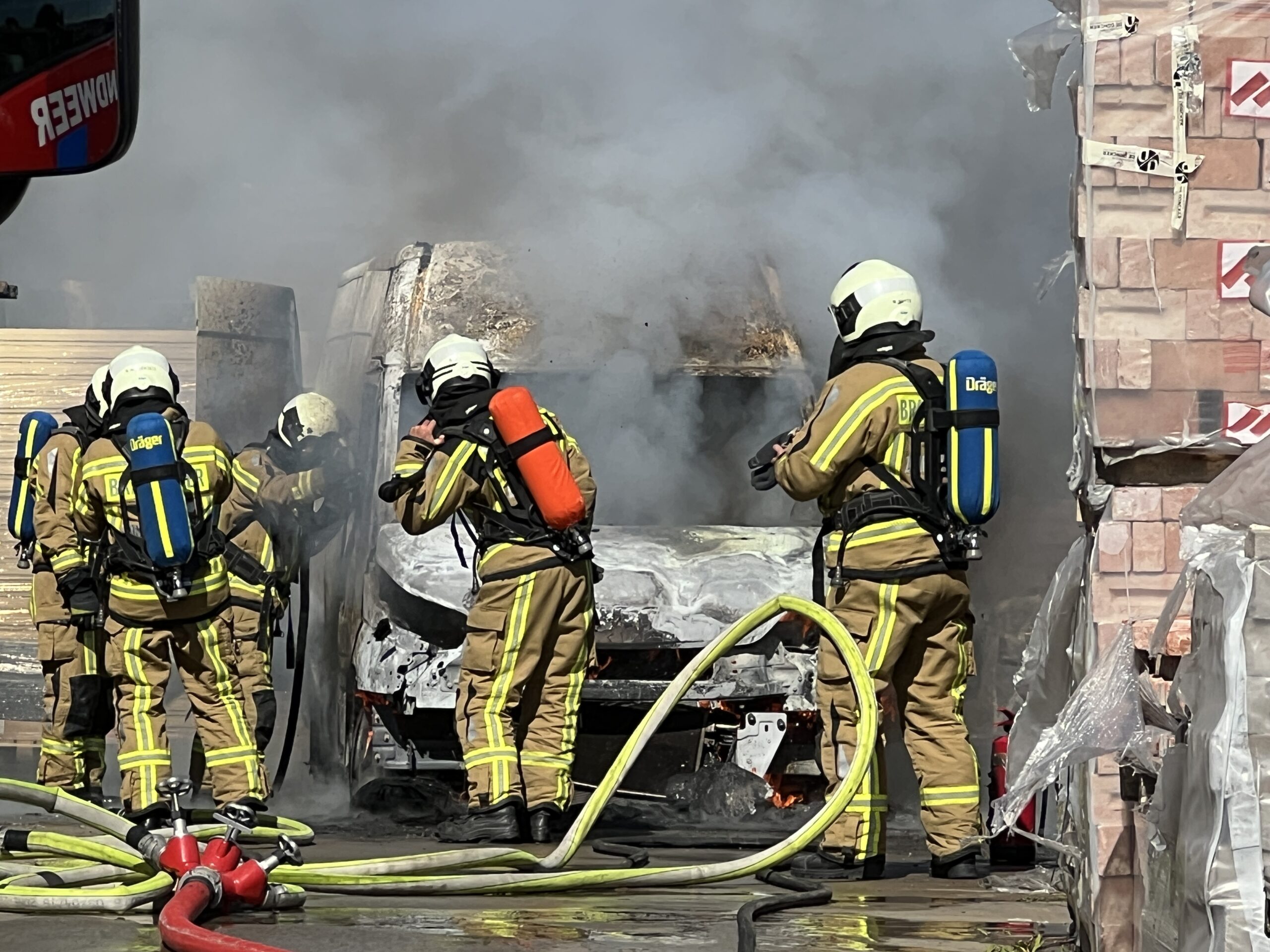 Bestelwagen brandt volledig uit
